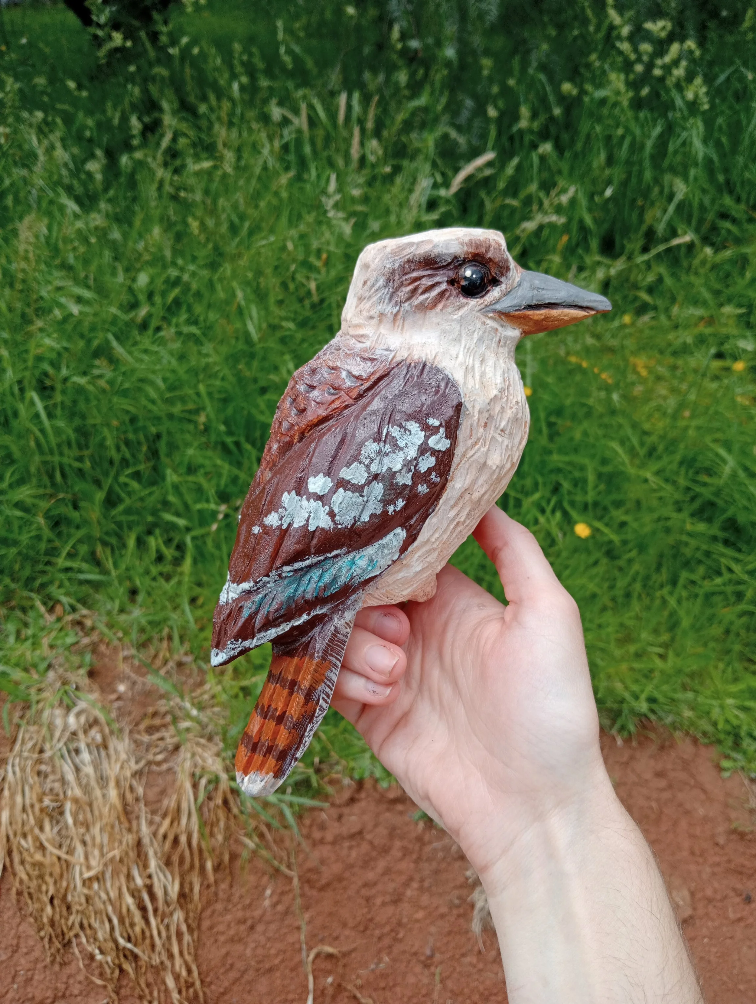 chainsaw carving wood sculpture Australian kookaburra kingfisher nird