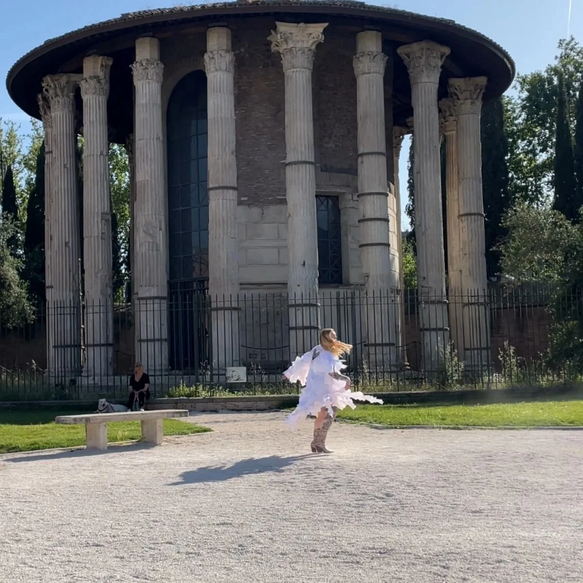 Blogin takana kirjoittaa Lilla, positiivisen elämänasenteen omaava, innostava ja utelias nainen