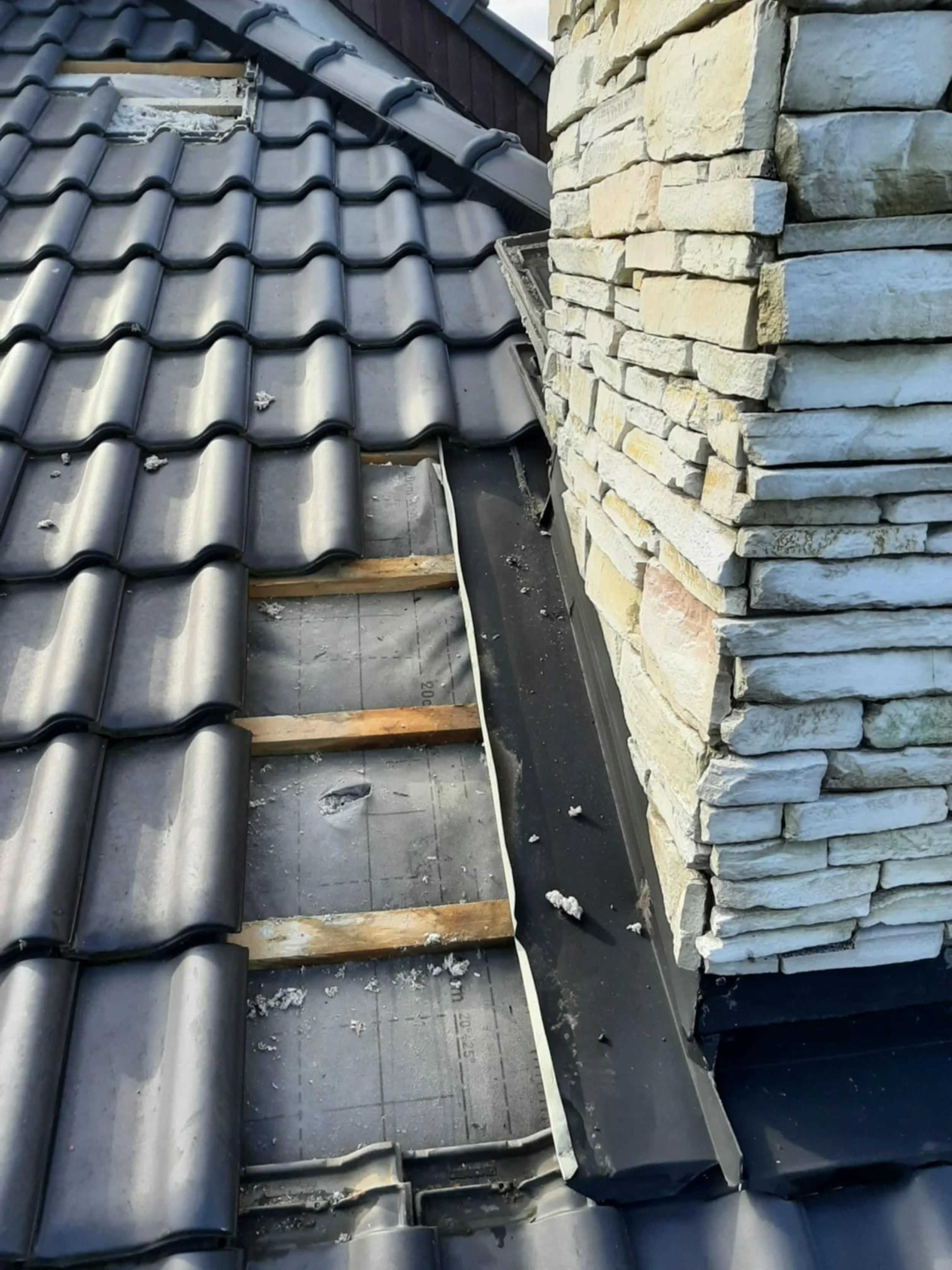 Kontrłaty po kilku miesiącach od naprawy w opłakanym stanie a to dlatego że wilgoć nie ma jak spłynąć w dól i dotyka desek. 