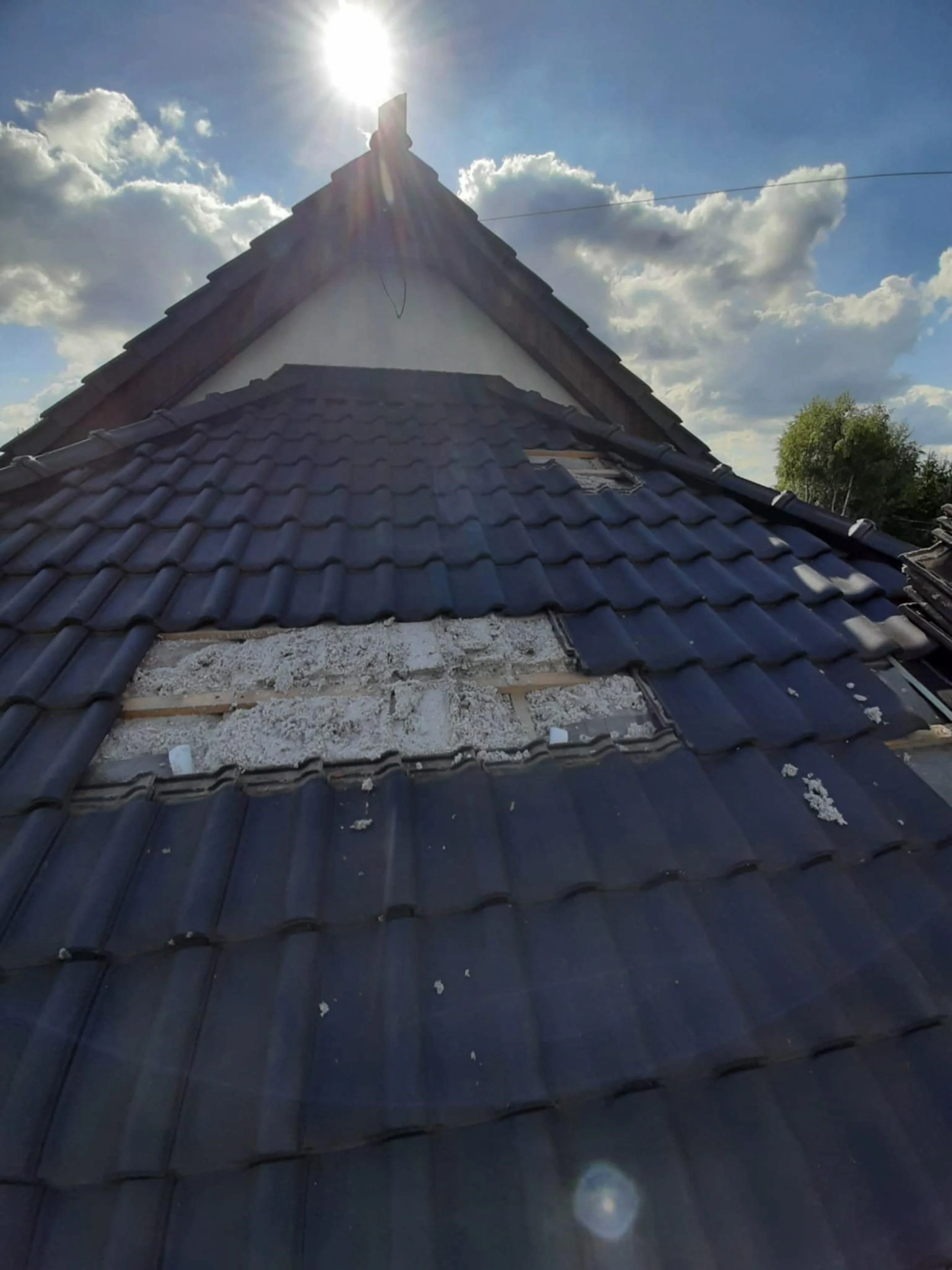 Po odkryciu dachówki okazało się, że celuloza bezpośrednio dotyka dachówki. Membrany brak. Nawet nie wiem jak to możliwe? 