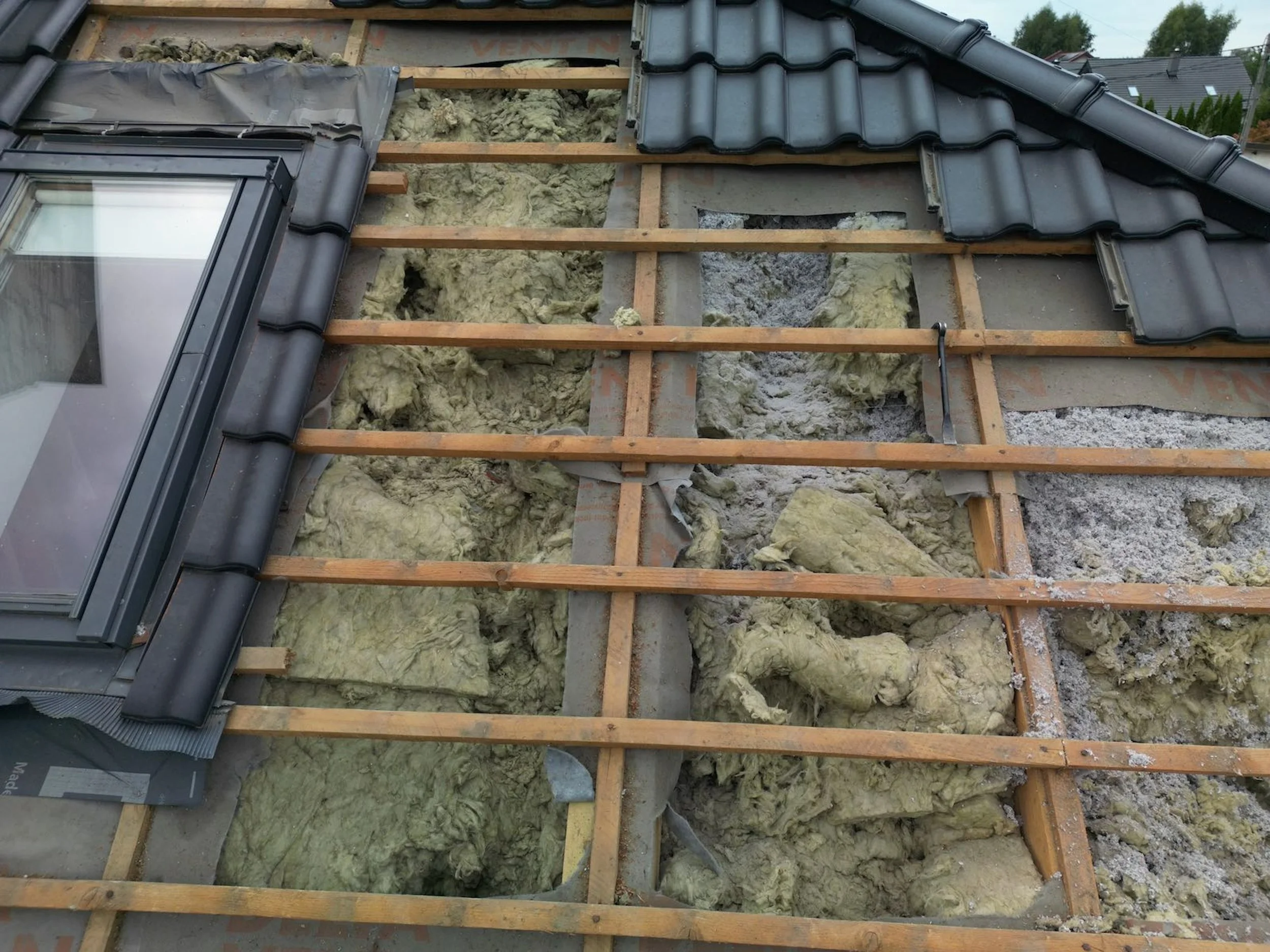 Dawid wziął kase za zdjęcie desek czego nie zrobił. Po prostu wycieli oryginalna folie i dobili nową zszywkami ...