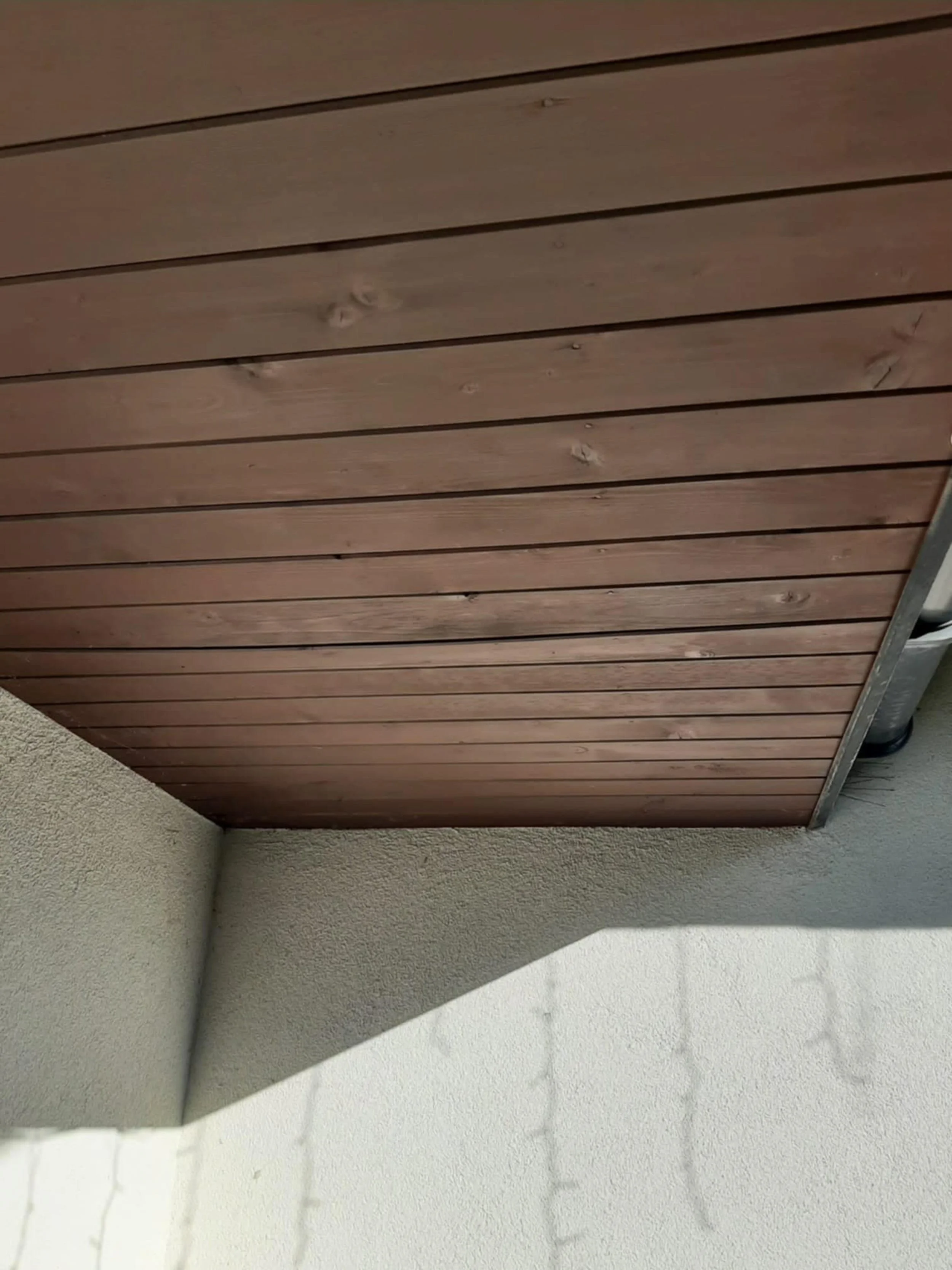 Podbitka wygięta od wilgoci.