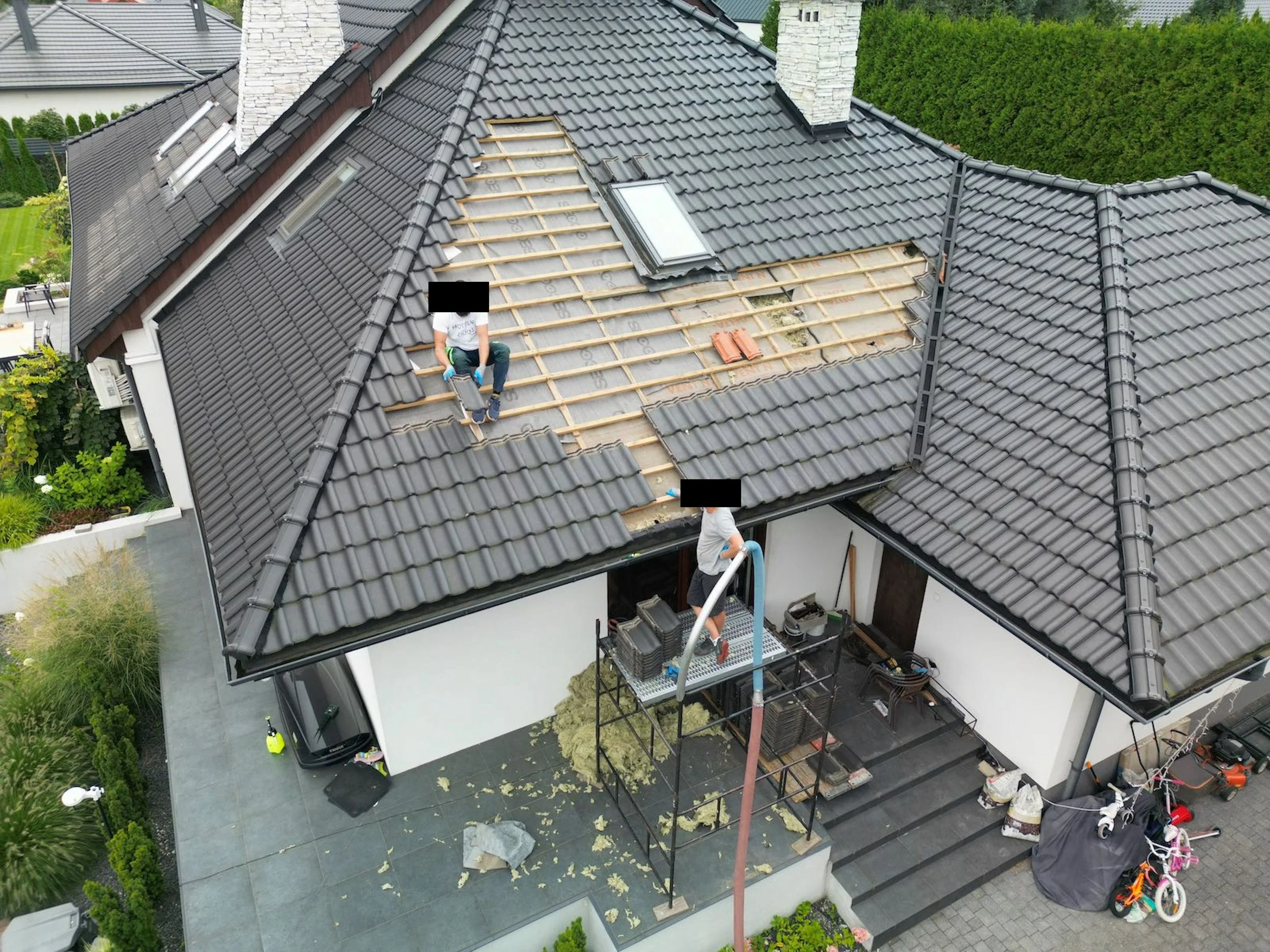 Zgodnie ze sztuką, folia powinna być wymieniona aż do dołu dachu. 