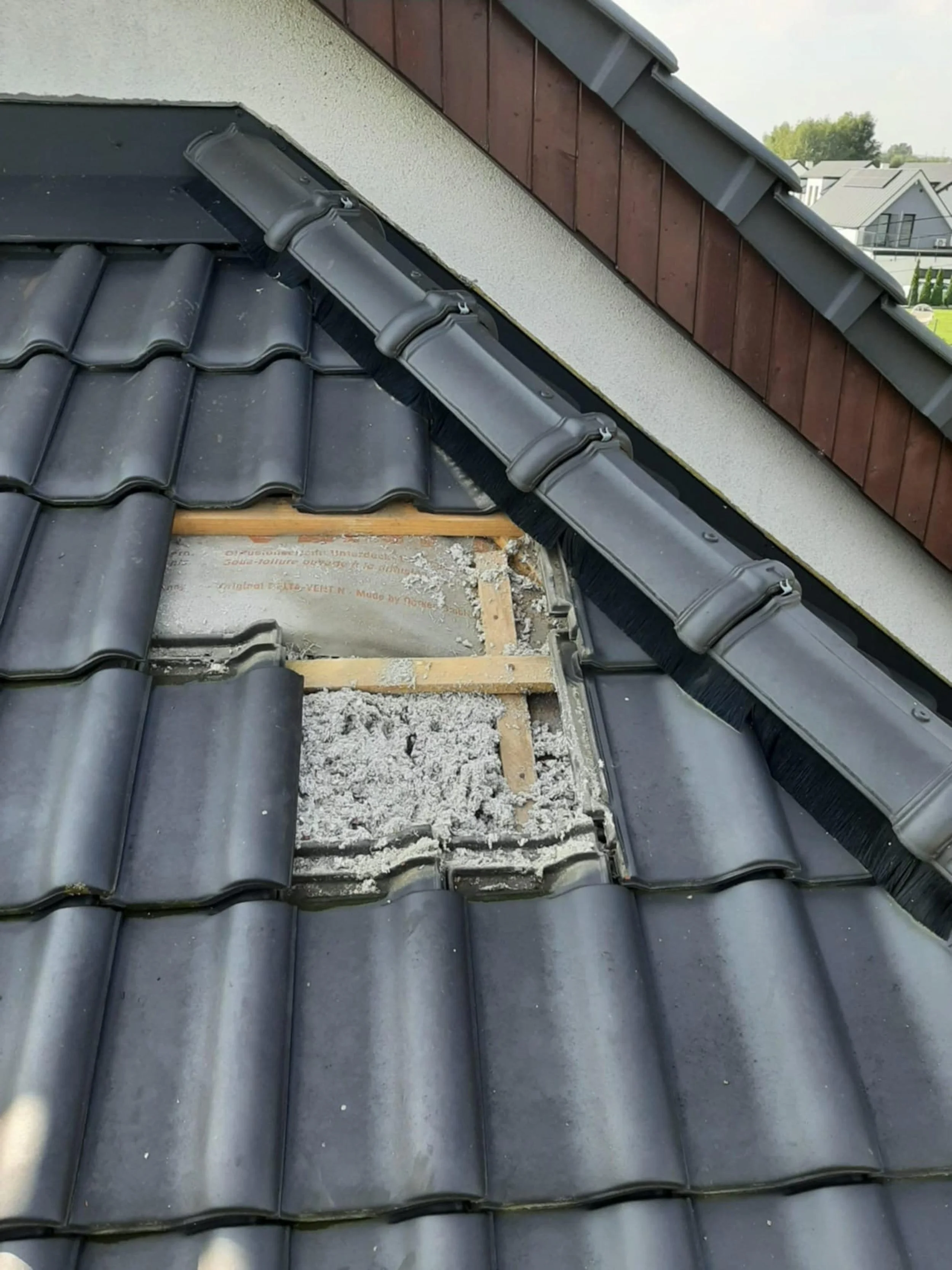 Oryginalna membrana przy szczycie dachu- wzieli pieniądze a nie wymienili. 