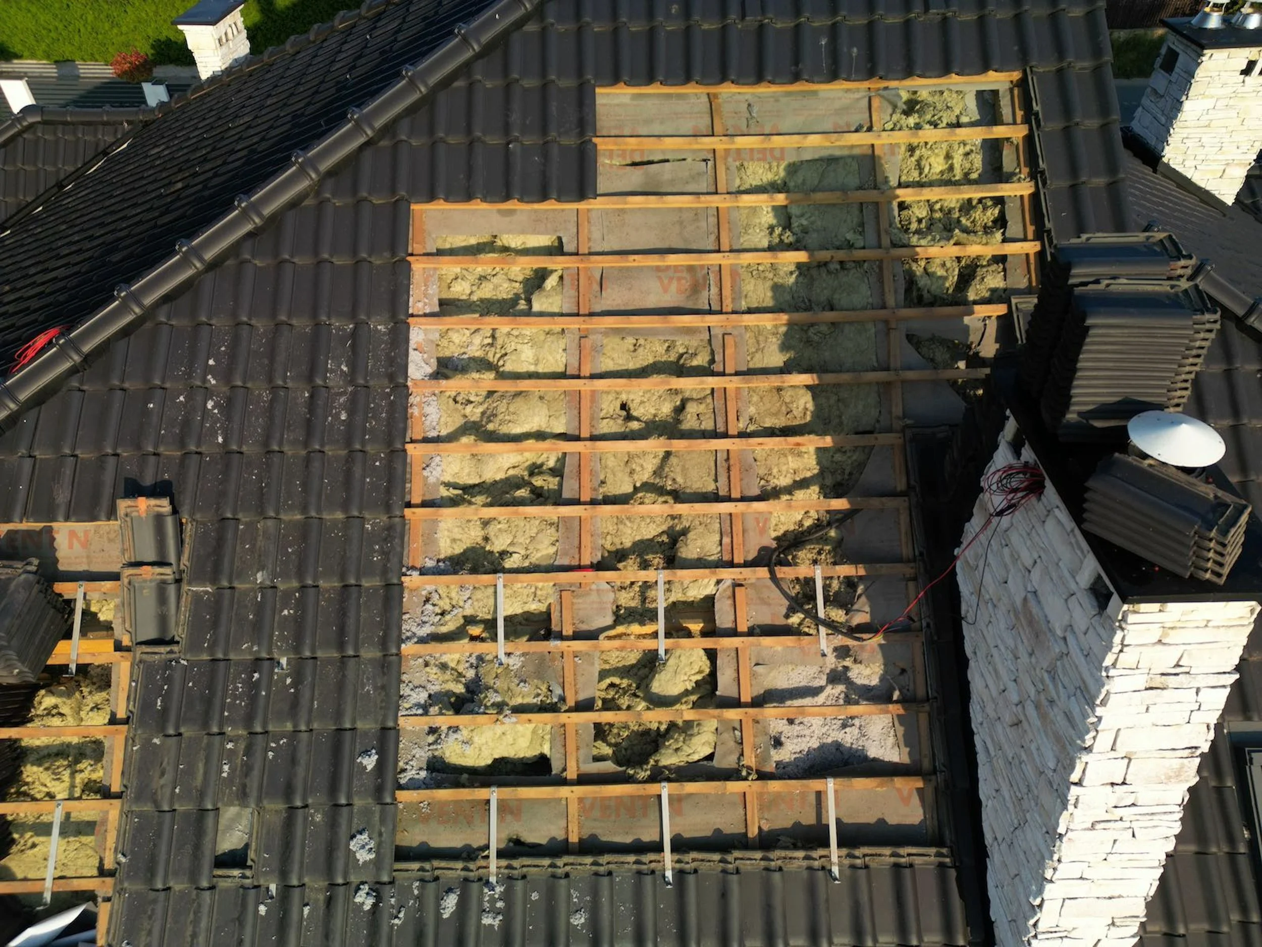 Najprawdopodobniej nie została wymieniona izolacja w szczytach dachu. Na żadnym zdjęciu nie mam dachówki otwartej do samej góry. Zweryfikuje to biegły sądowy jak będzie pogoda.