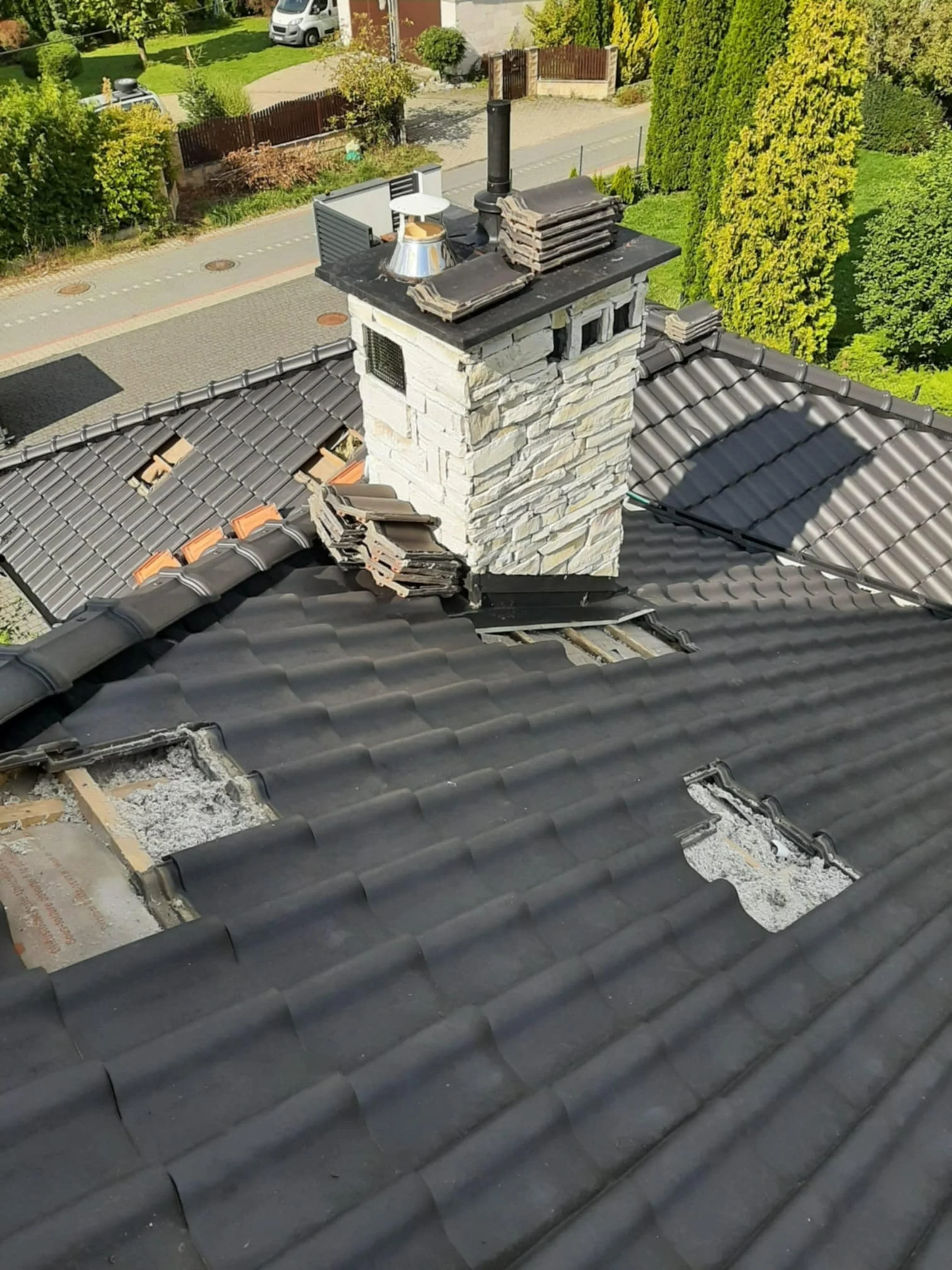 Po odkryciu dachówki okazało się, że celuloza bezpośrednio dotyka dachówki. Membrany brak. Nawet nie wiem jak to możliwe? 