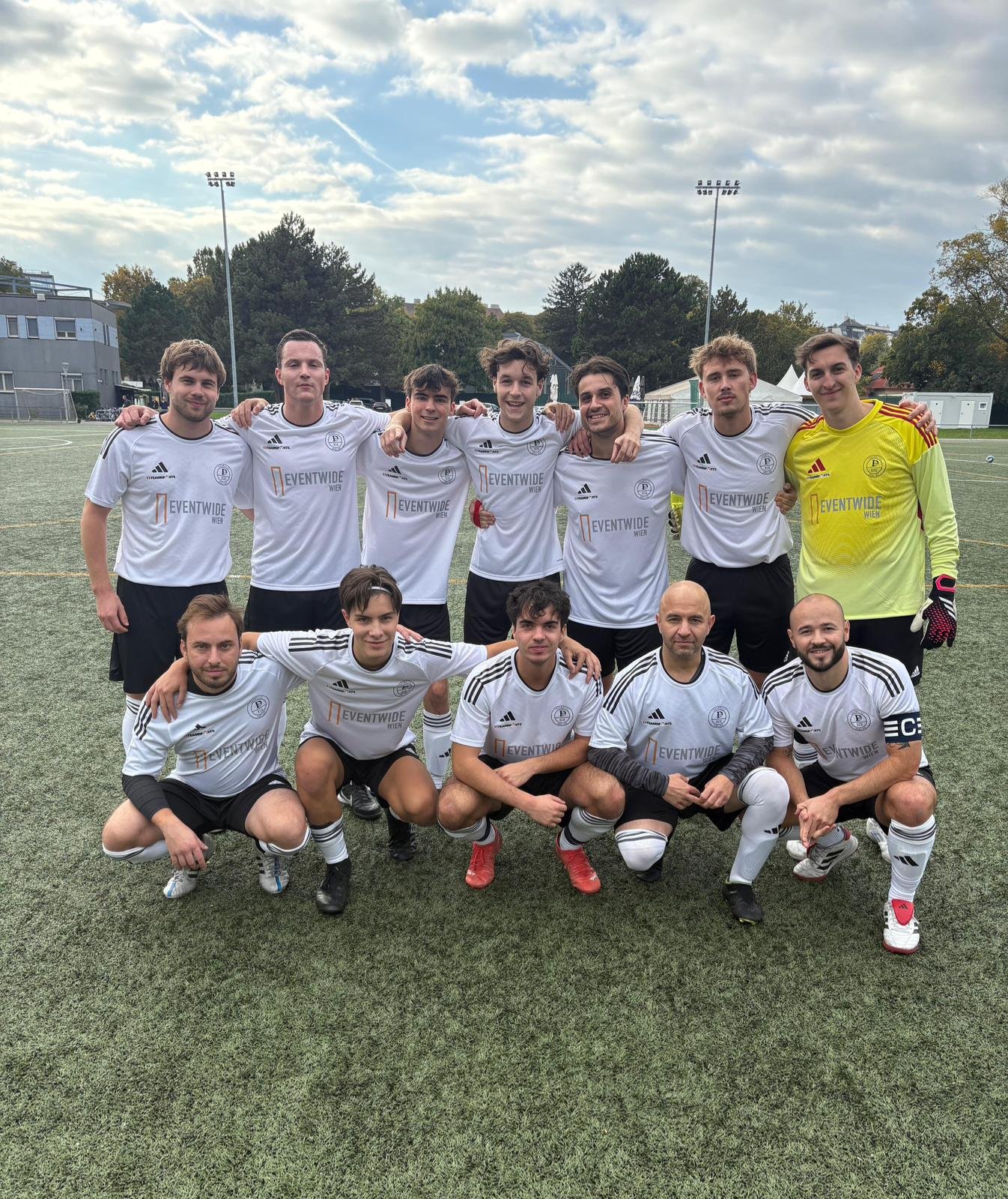 Lokomotive Döbling im Auswärtsdress Herbst 2025.