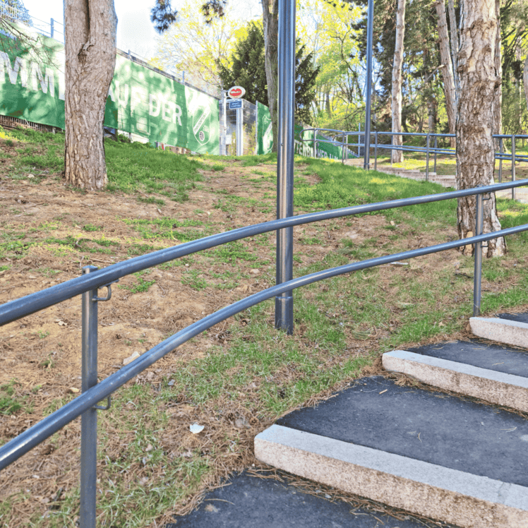 Hugo-Wolf-Park, Aufgang zum Fußballplatz