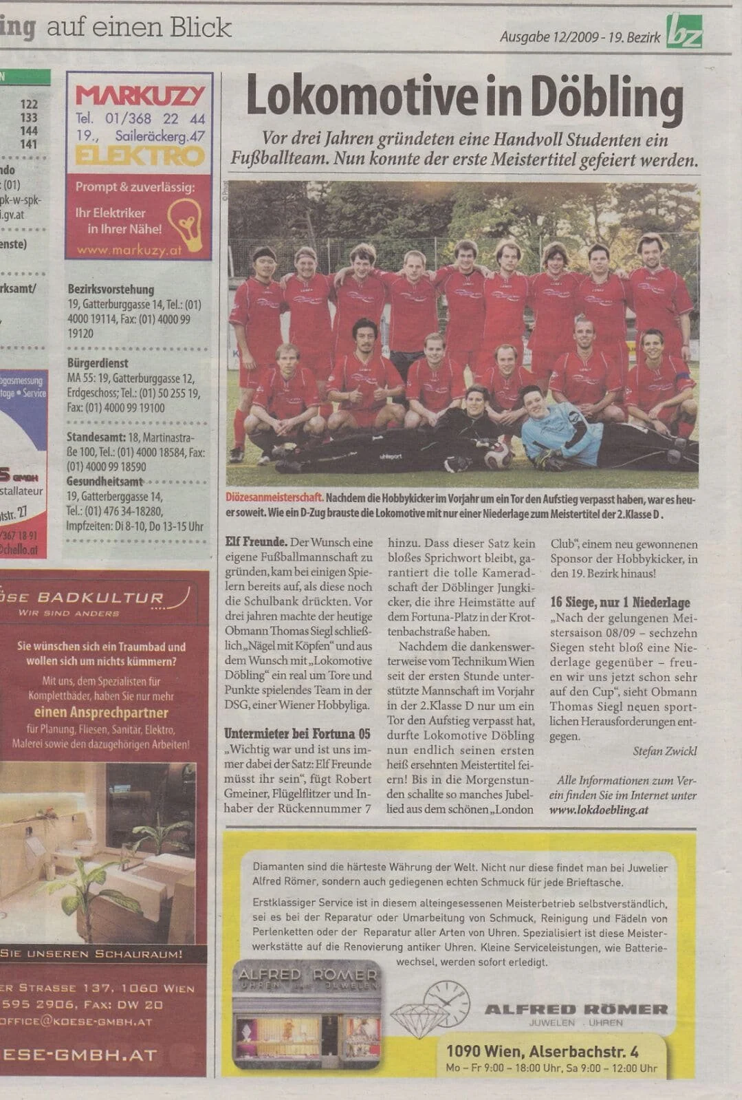 Fotografie einer Fußballmannschaft in roten Trikots während eines Spiels auf einem Fußballplatz im Freien.