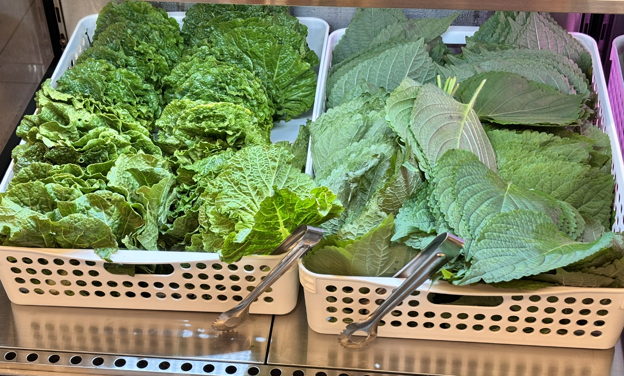 Ssam Lettuce at Korean BBQ: How to Eat It the Korean Way (Pig Company Guide)