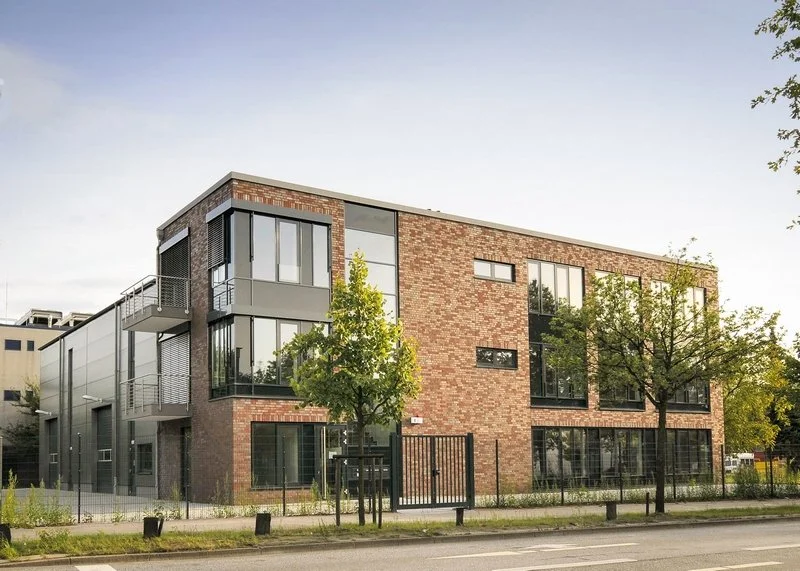 Gewerbehalle mit Bürotrakt