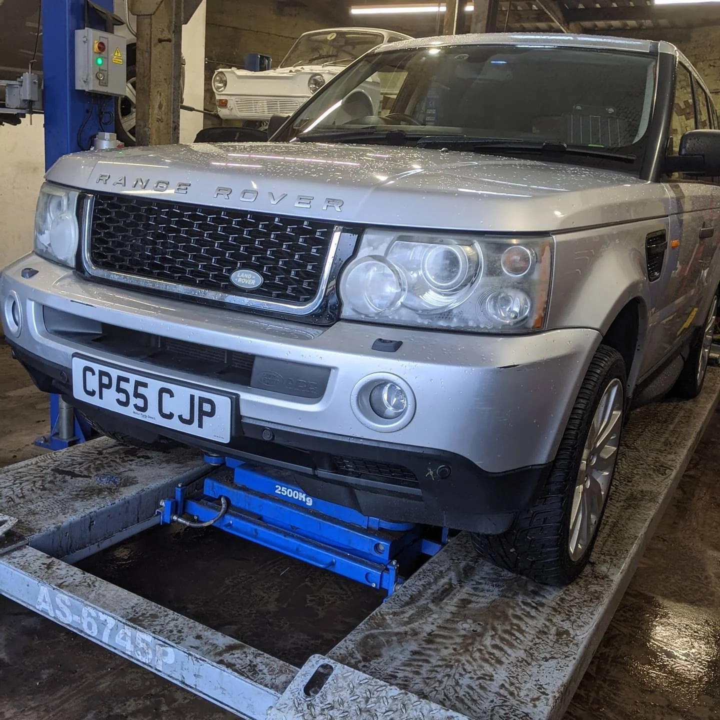 More Range Rover fun, this lovely 2005 4.2 Supercharged Sport in for MOT repairs including all new rigid brake pipes, suspension arms, anti-roll bar bushes and centre propshaft bearing. 

#landrover #rangerover #rangeroversport  #v8 #4point2 #superch