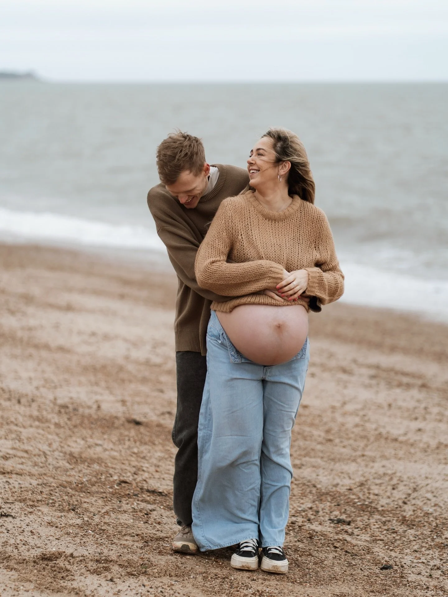 Poppy, Jonny and Otis 🤍

A beautiful stroll along the beach embracing the moment before their family of 3 becomes four 🥹💖

We embraced the sea breeze, the rain drizzle and the small moments of sun ✨

@poppyelizabethscarlett 
@jpcomposing 

#matern