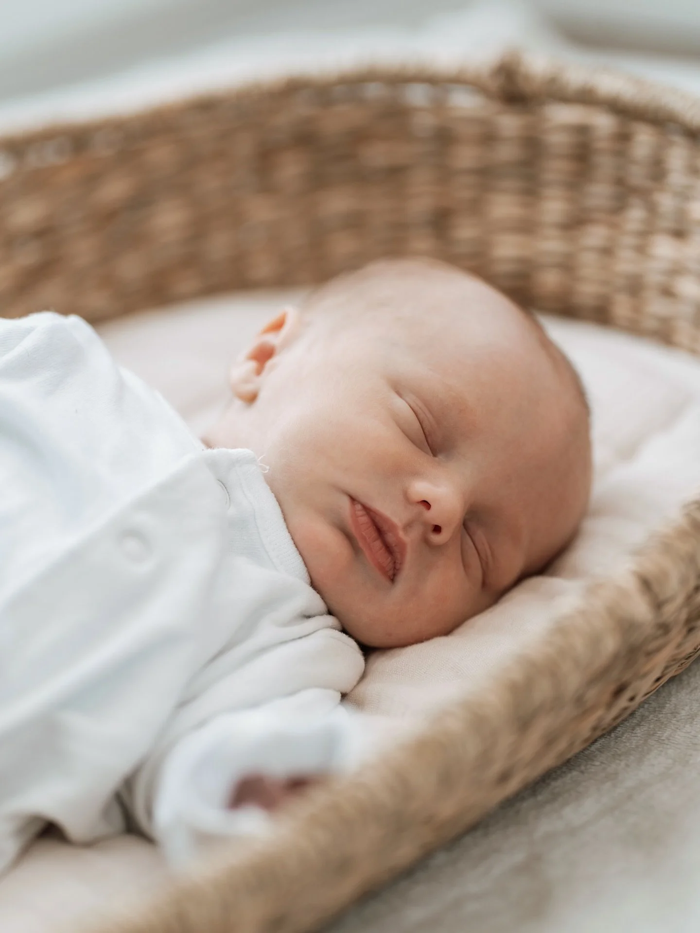 I often get asked what should baby wear for a newborn shoot?

Keep it simple 🫶🏻 neutral tones, nothing too busy, a plain white sleep suit wins every time for me 🥹

It creates that clean, timeless feel and keeps all the attention exactly where it s
