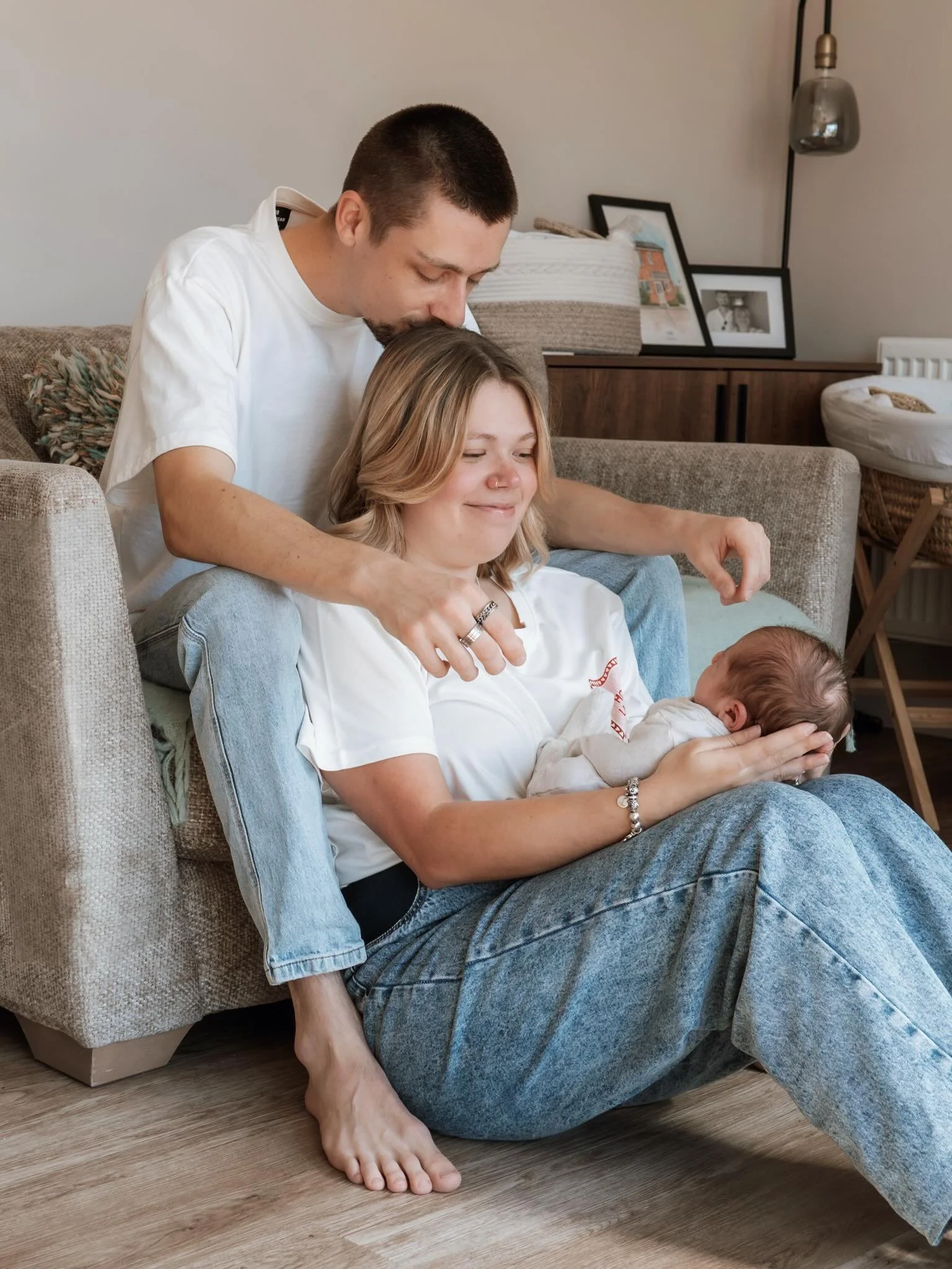 Welcome to the world baby Theodore 🤍 

Such a beautiful morning spent with these three, baby Theo slept the whole session and was a dream 🫶🏻 

2 weeks new, just you, your home, your new little family in your bubble 🫧 

@adelembailey 
@matthewsoar