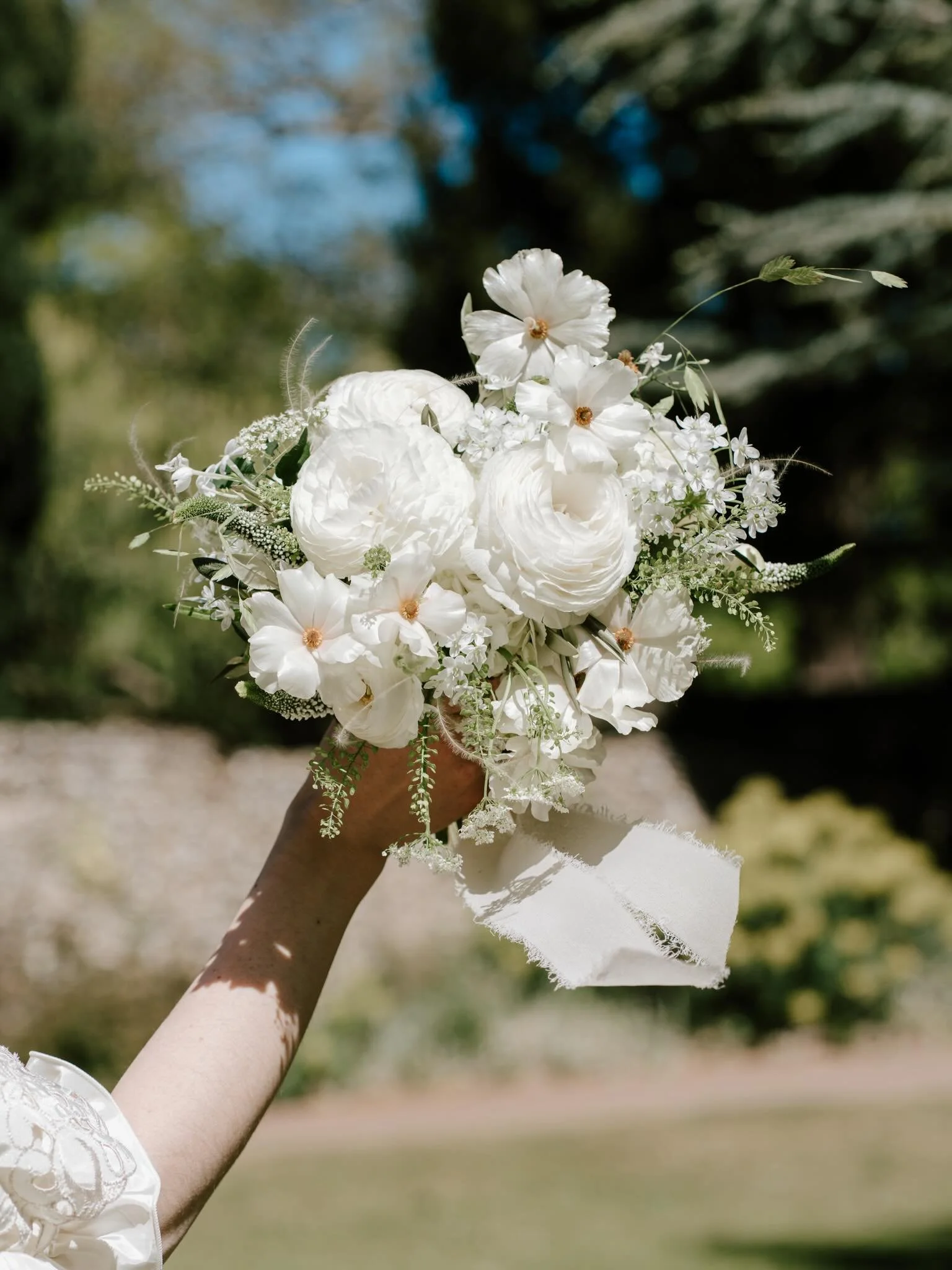 A moment for the beautiful bridal bouquet on a recent vintage styled shoot 💐

Soft white roses, delicate textures, and the kind of detail that quietly holds everything together 🤍

There&rsquo;s something about a bridal bouquet like this &mdash; tim