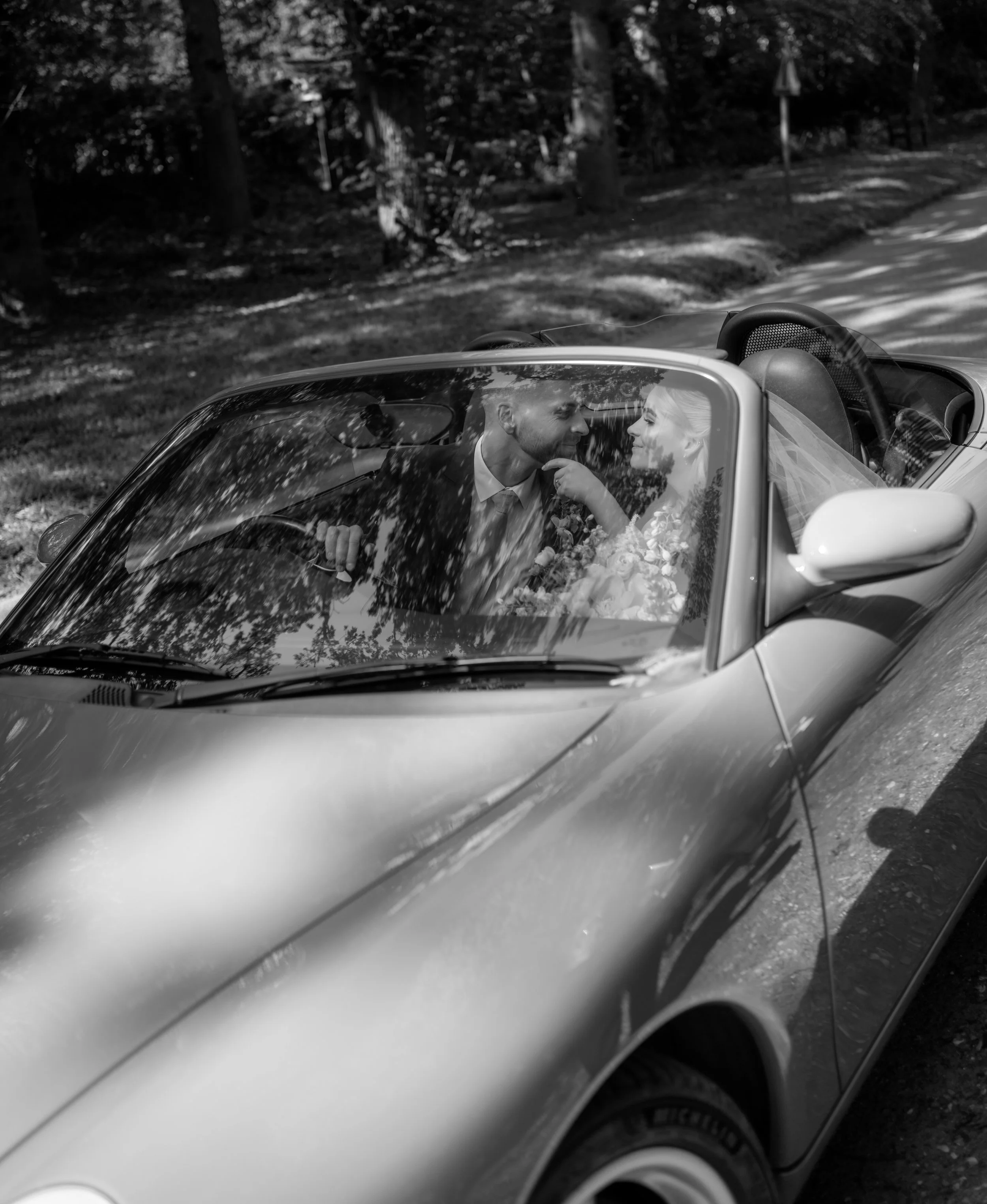 gemma-wythe-photography-wedding-car-arrival.jpg