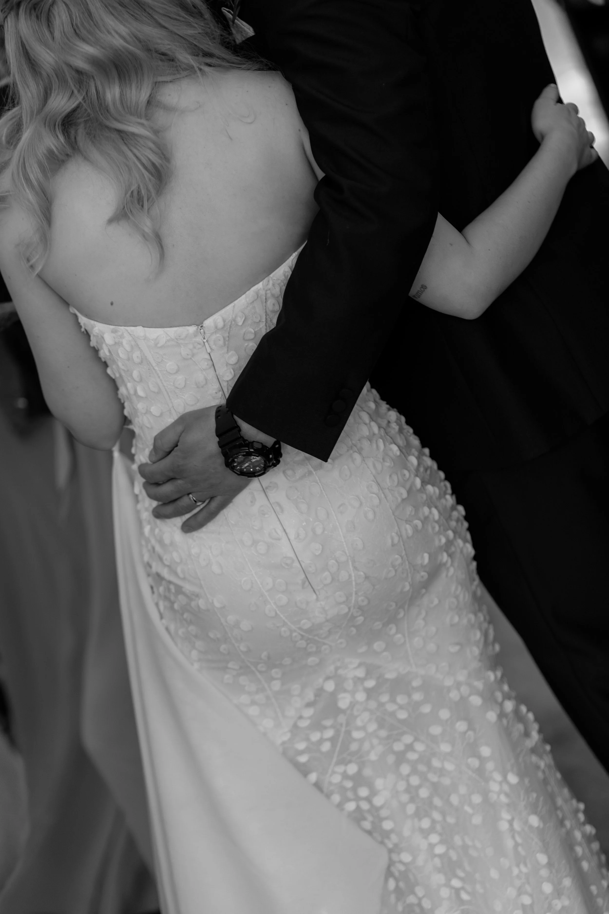 gemma-wythe-photography-first-dance-embrace..jpg