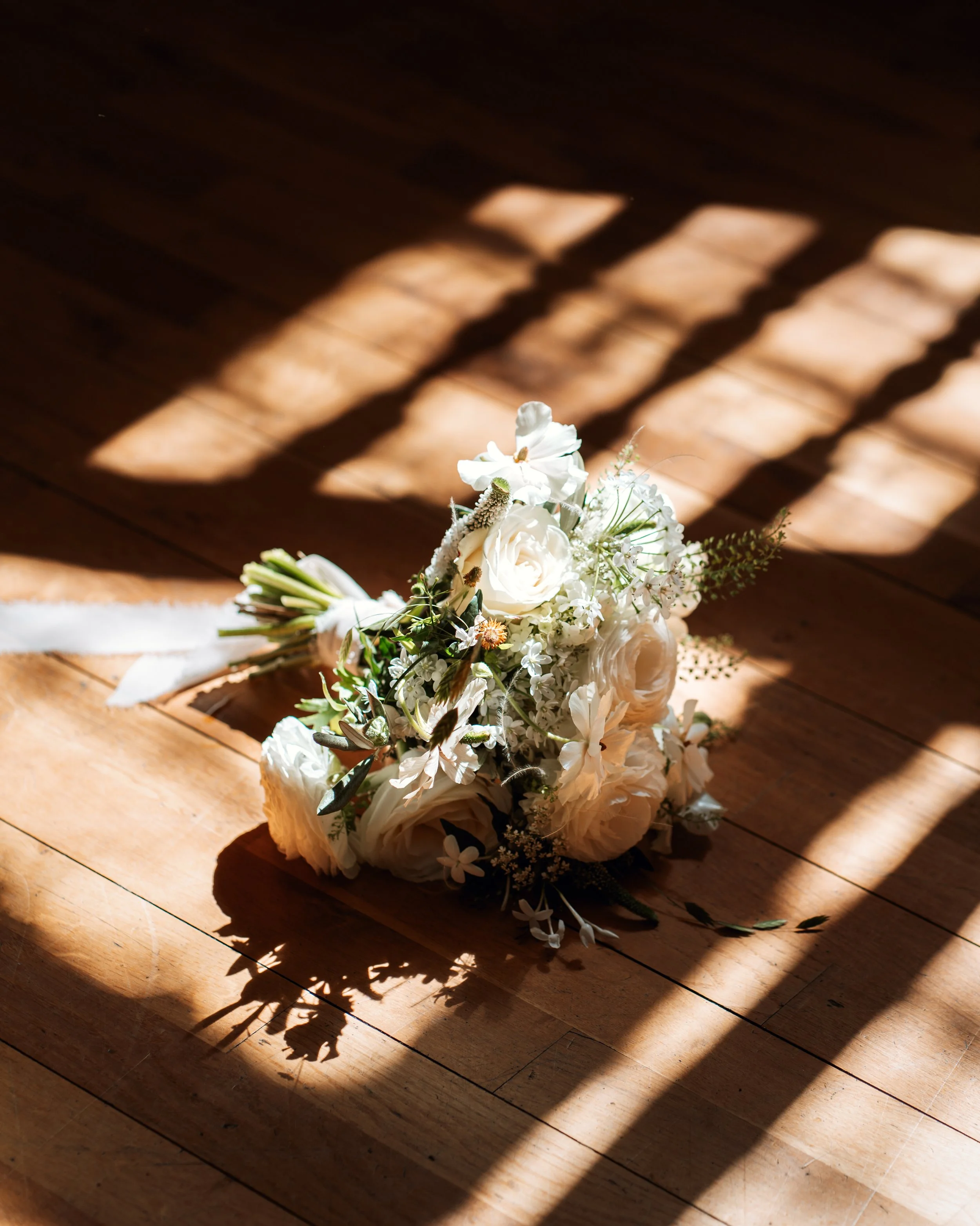 gemma-wythe-photography-suffolk-wedding-photographer-bridal-bouquet-details.jpg