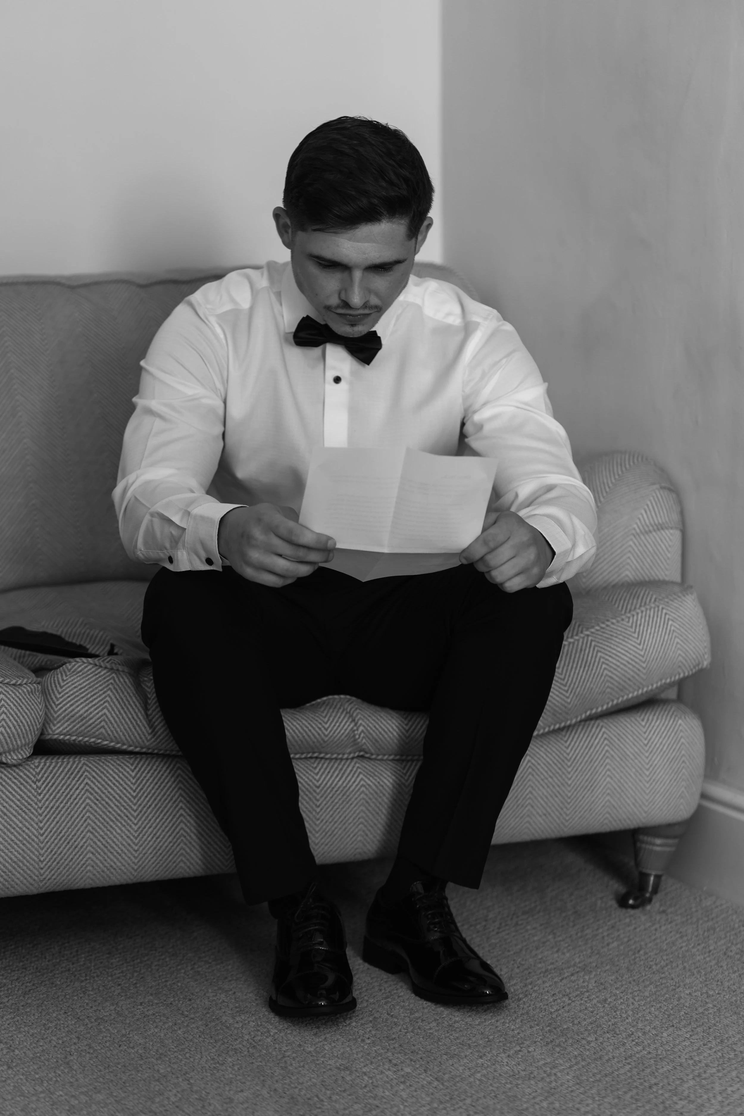 gemma-wythe-photography-suffolk-wedding-photographer-groom-prep.jpg