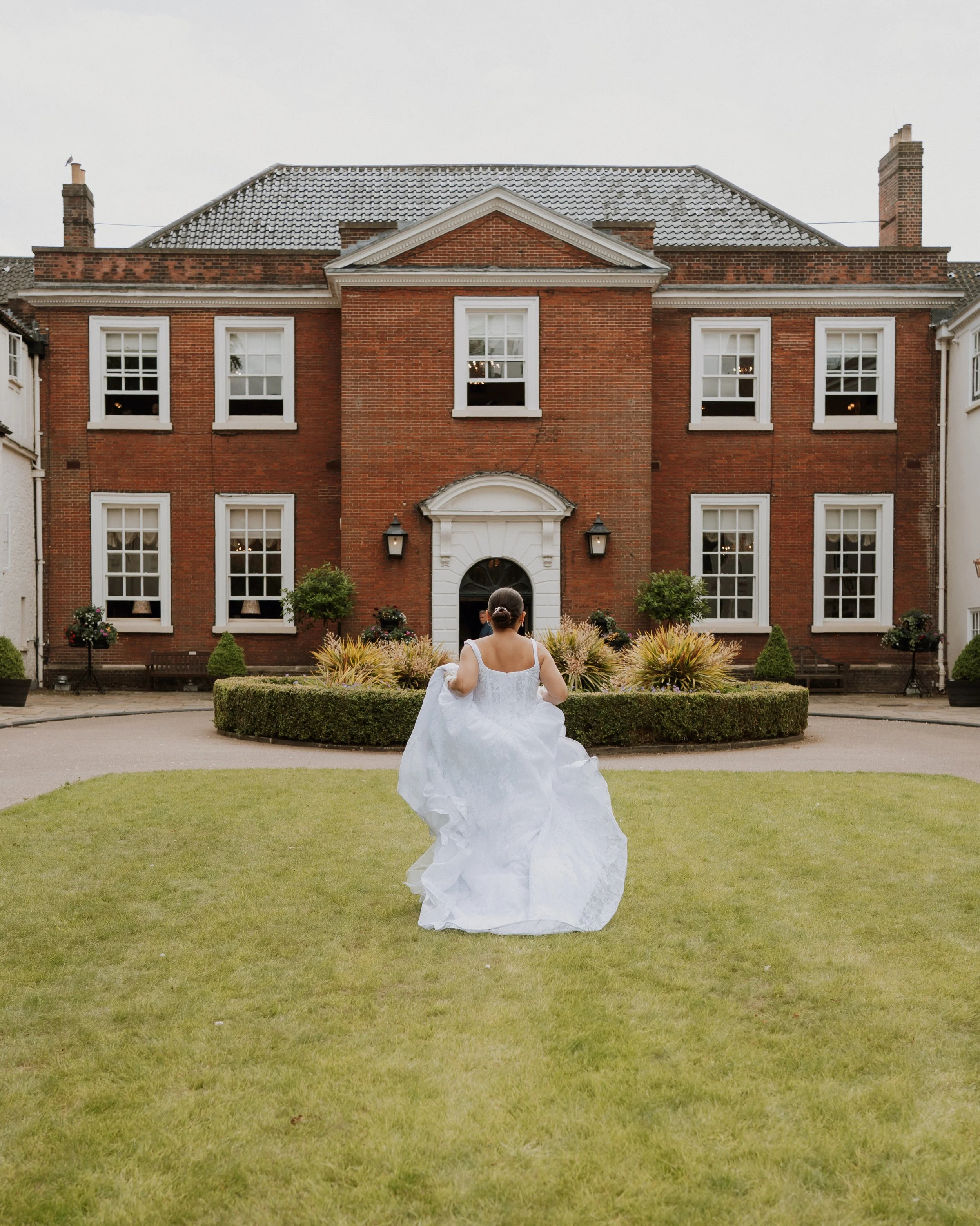 gemma-wythe-photography-bride-running-shot.jpg
