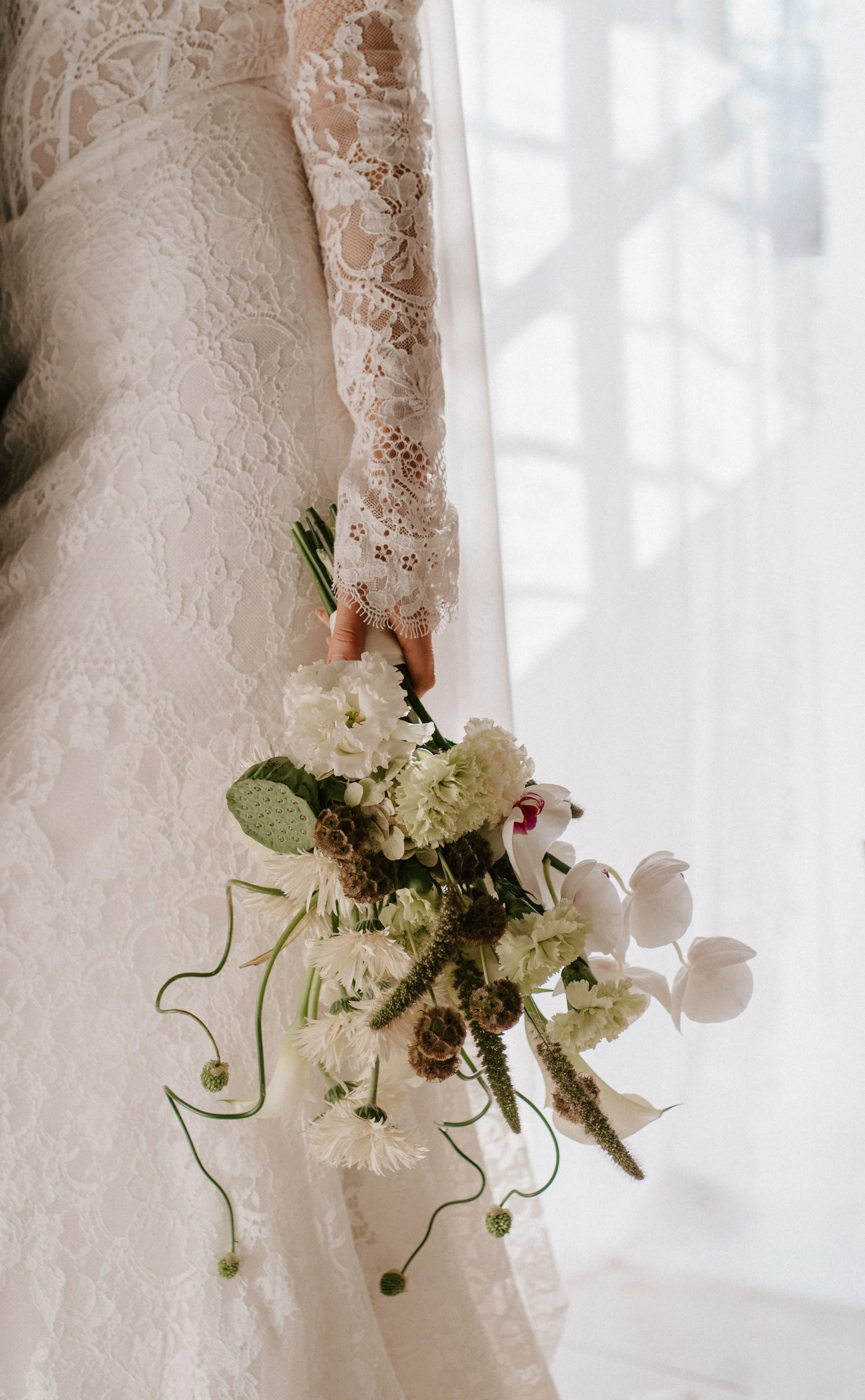 gemma-wythe-photography-butley-priory-bridal-bouquet-details.jpg