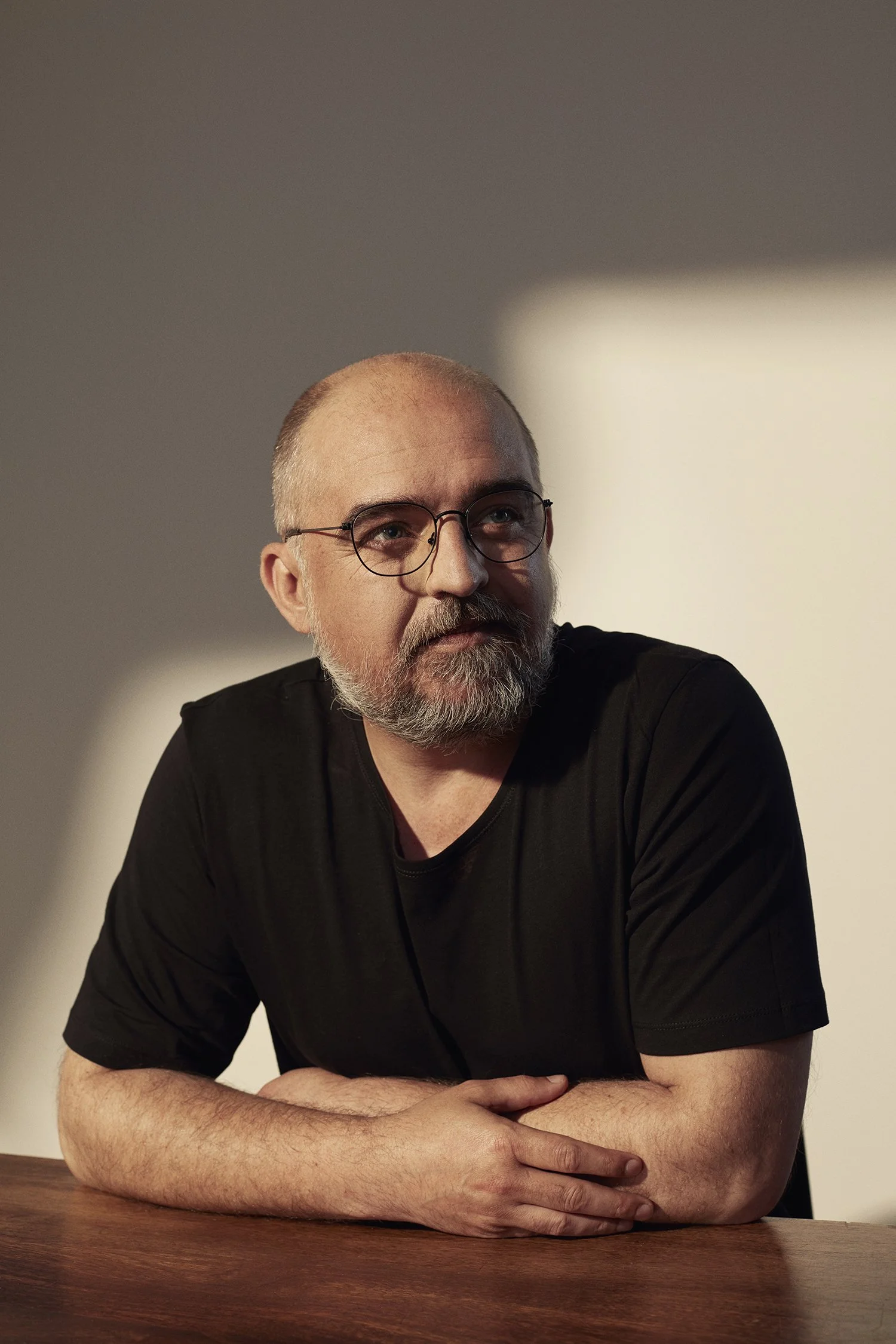 Portret van Tom Boute, coach en merkstrateeg in Gent voor creatieve freelancers, kleine ondernemers en scale‑ups, gespecialiseerd in branding, positionering en communicatiecoaching