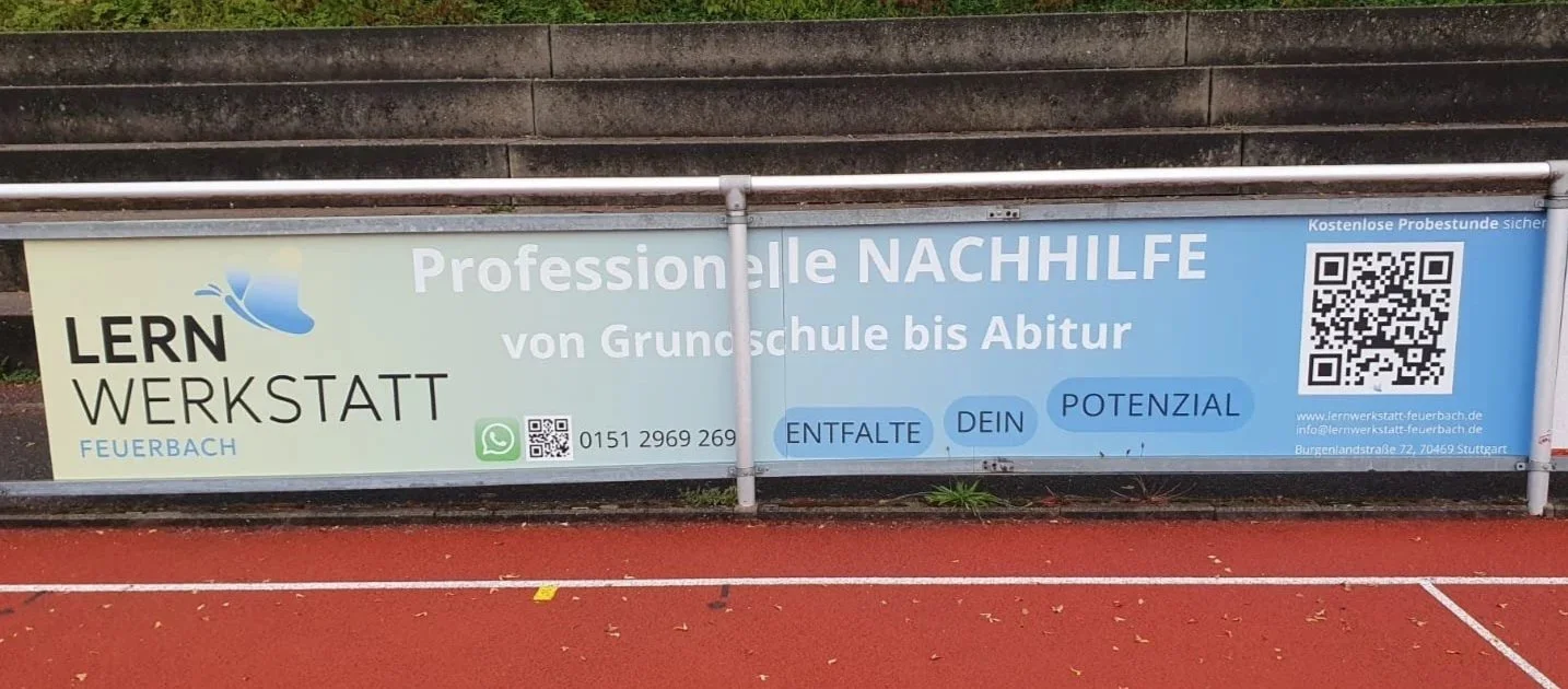 Werbebanner für eine Lernwerkstatt in Feuerbach, spezialisiert auf Nachhilfe von Grundschule bis Abitur, mit QR-Codes und Kontaktinformationen.