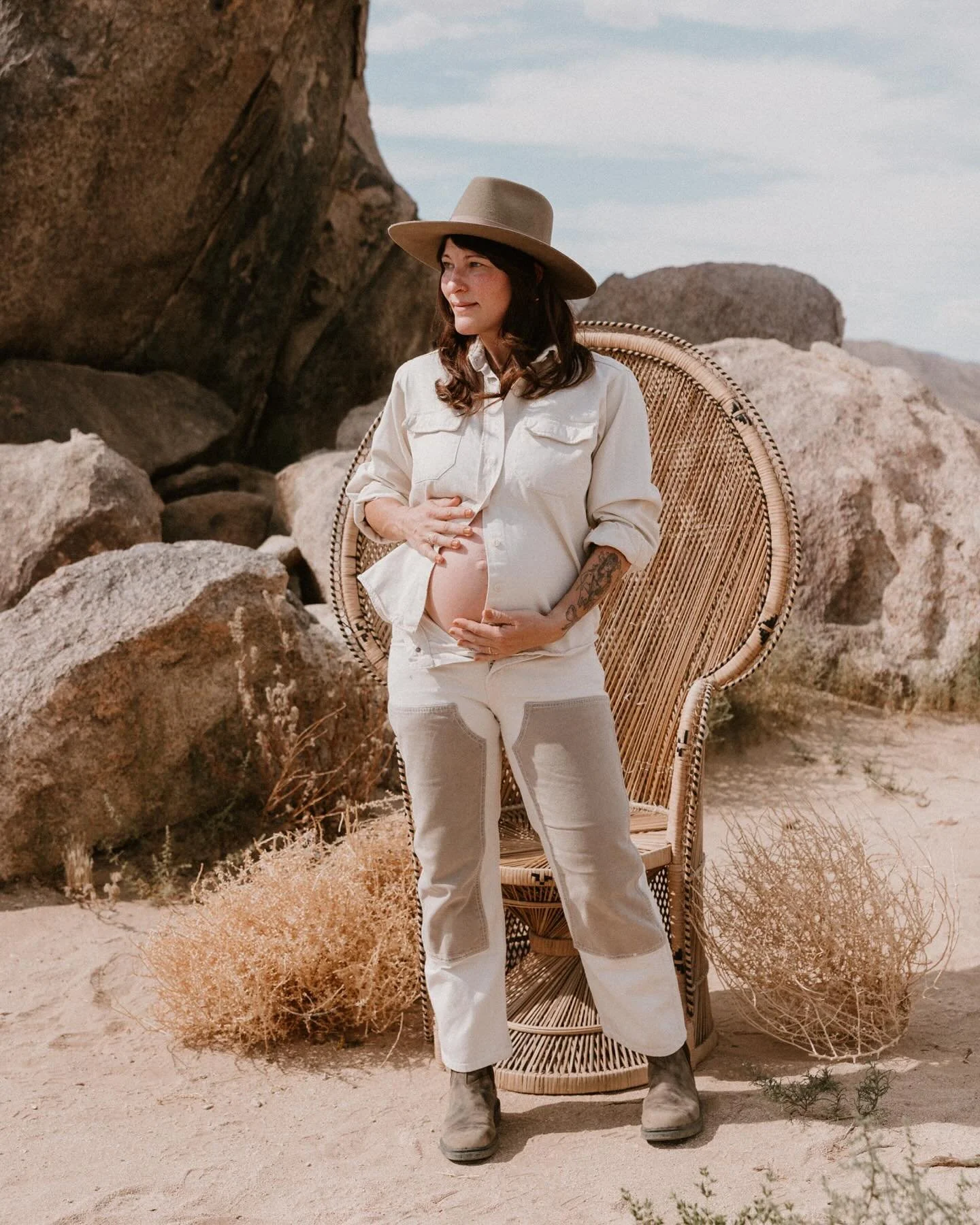 Some stories bloom slow. Some arrive in silence.

I never expected to photograph motherhood, but it found me quietly, like desert wind shaping the dust. Through friends, past clients, and women like Sam who hold both life and legacy in their bodies. 