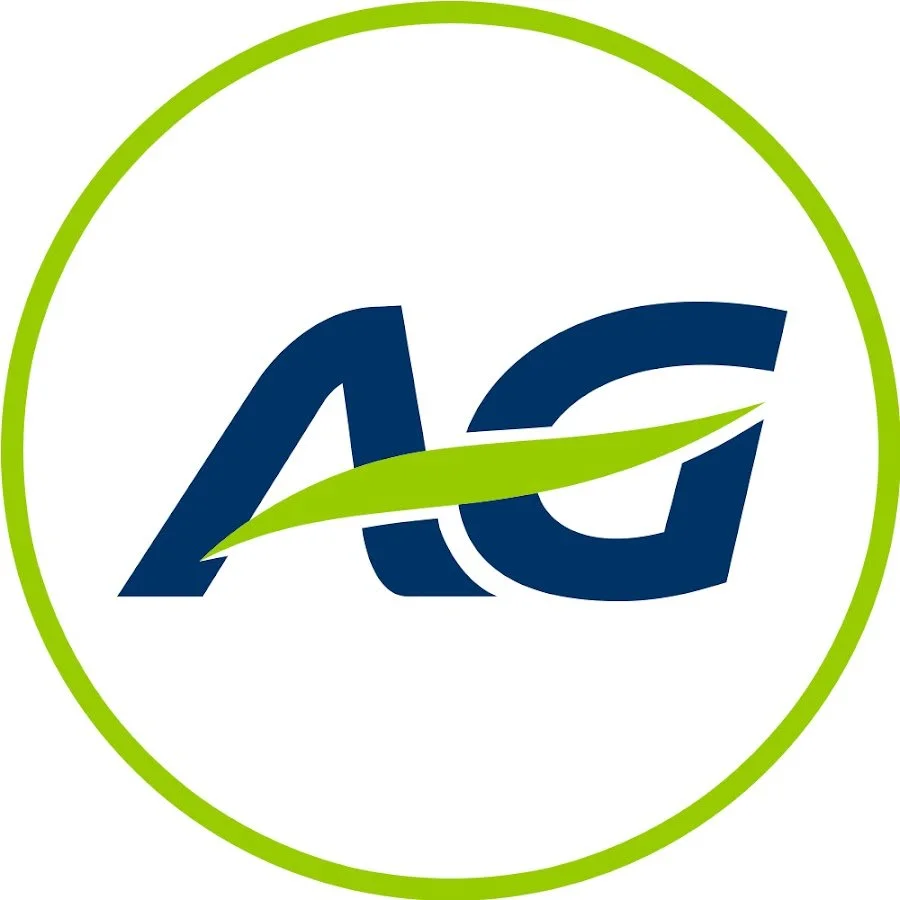 Logo met de letters 'AG' in donkerblauw en een groene lijn die door de letters loopt, omgeven door een groene cirkel.