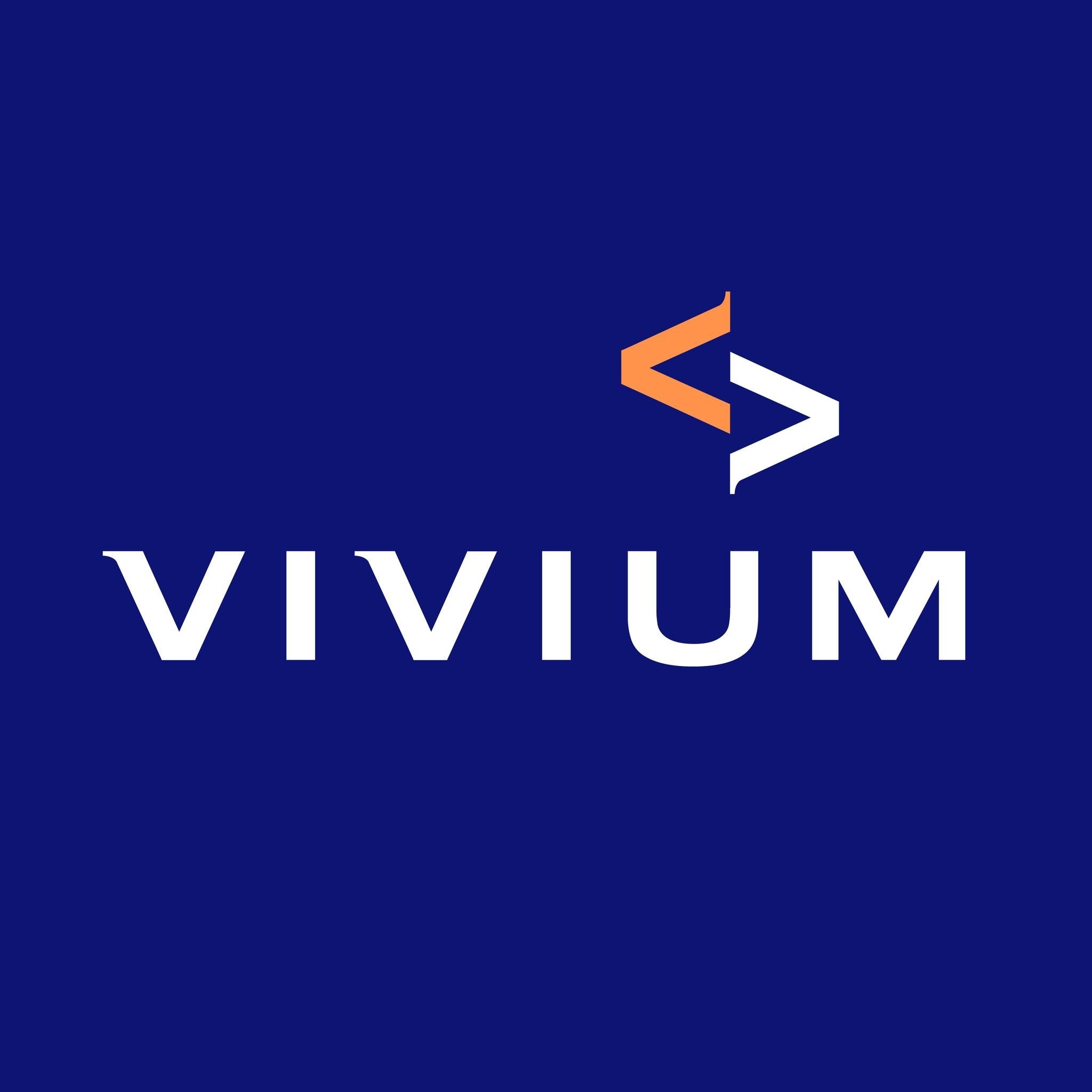 Het logo van Vivium met een blauwe achtergrond, witte tekst en een grafisch symbool in oranje en wit dat lijkt op een pijl of code symbolen.