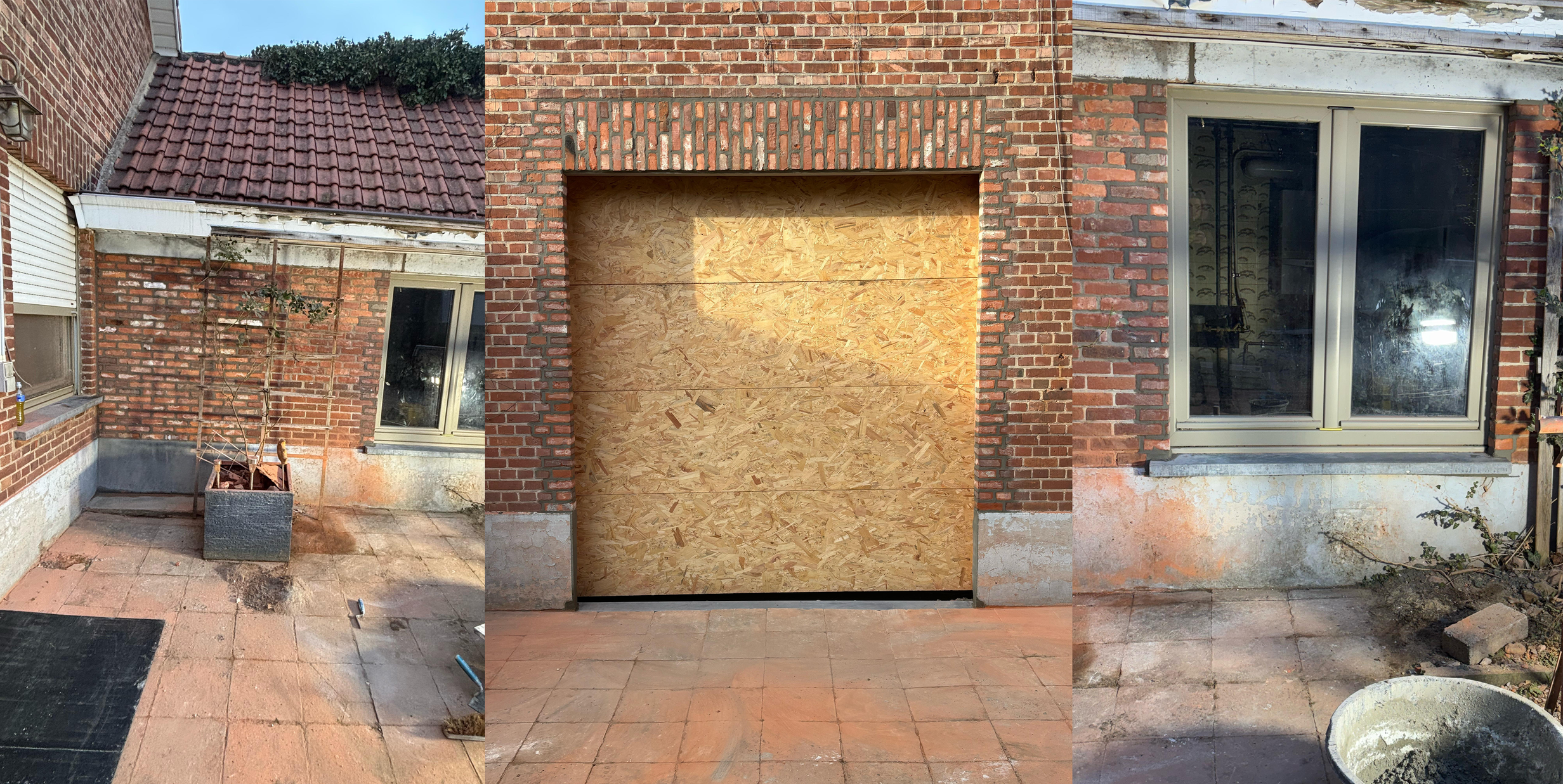 Bouwproject op een balkon met een bloempot, houten wandplanken, een geïmproviseerde wand van spaanplaat en een raam met gesloten raamkozijn. Er is herbruikbare bouwmaterialen en gereedschap zichtbaar.