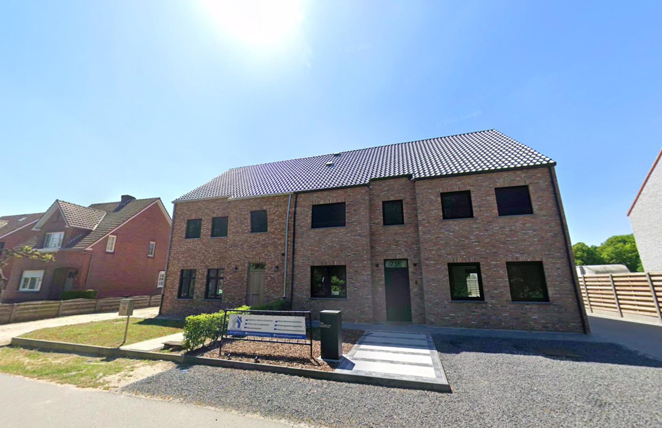 Nieuwbouw van een modern drie verdiepingen boven huis met een stenen gevel en een geteerde dak, en een overzicht van de straat met andere huizen en een blauwe lucht.