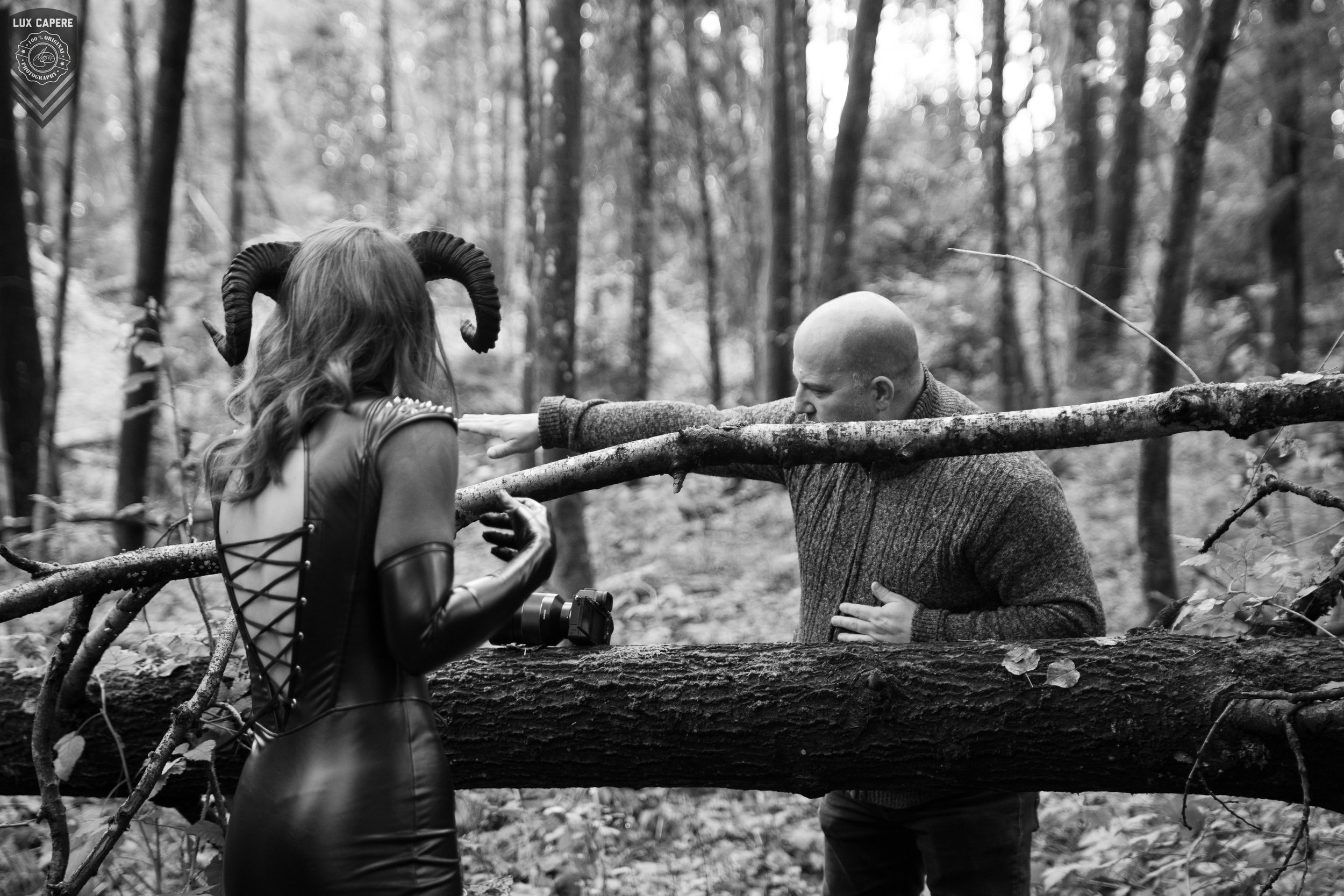 Coaching Situation on Location bei Lux Capere Workshop, schwarz-weiß. Portrait- und Cinematic-Fotografie von Lux Capere