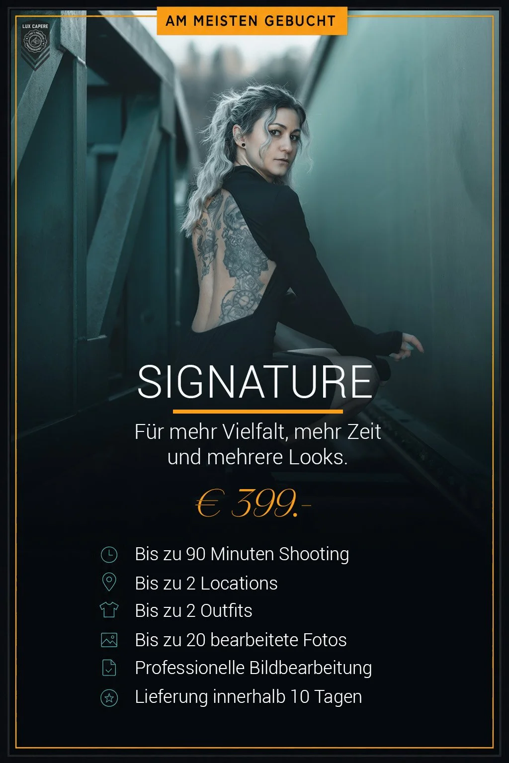 Werbeplakat für einen Fotoshootingservice namens Signature mit einem Bild einer Frau mit Tattoos, die in einem engen schwarzen Kleid sitzt. Das Angebot umfasst bis zu 90 Minuten Shooting, bis zu 2 Locations, 2 Outfits, bis zu 20 bearbeitete Fotos, professionelle Bildbearbeitung und Lieferung innerhalb 10 Tagen. Preis 399 Euro.