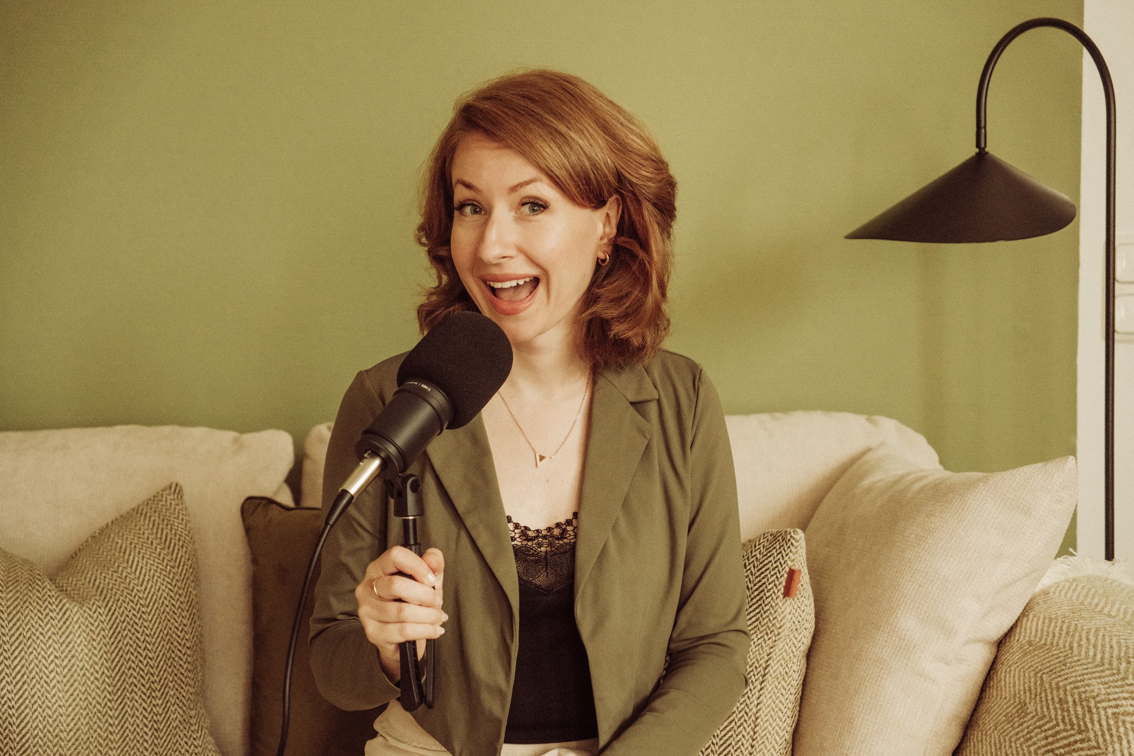 Podcasterin mit Mikrofon