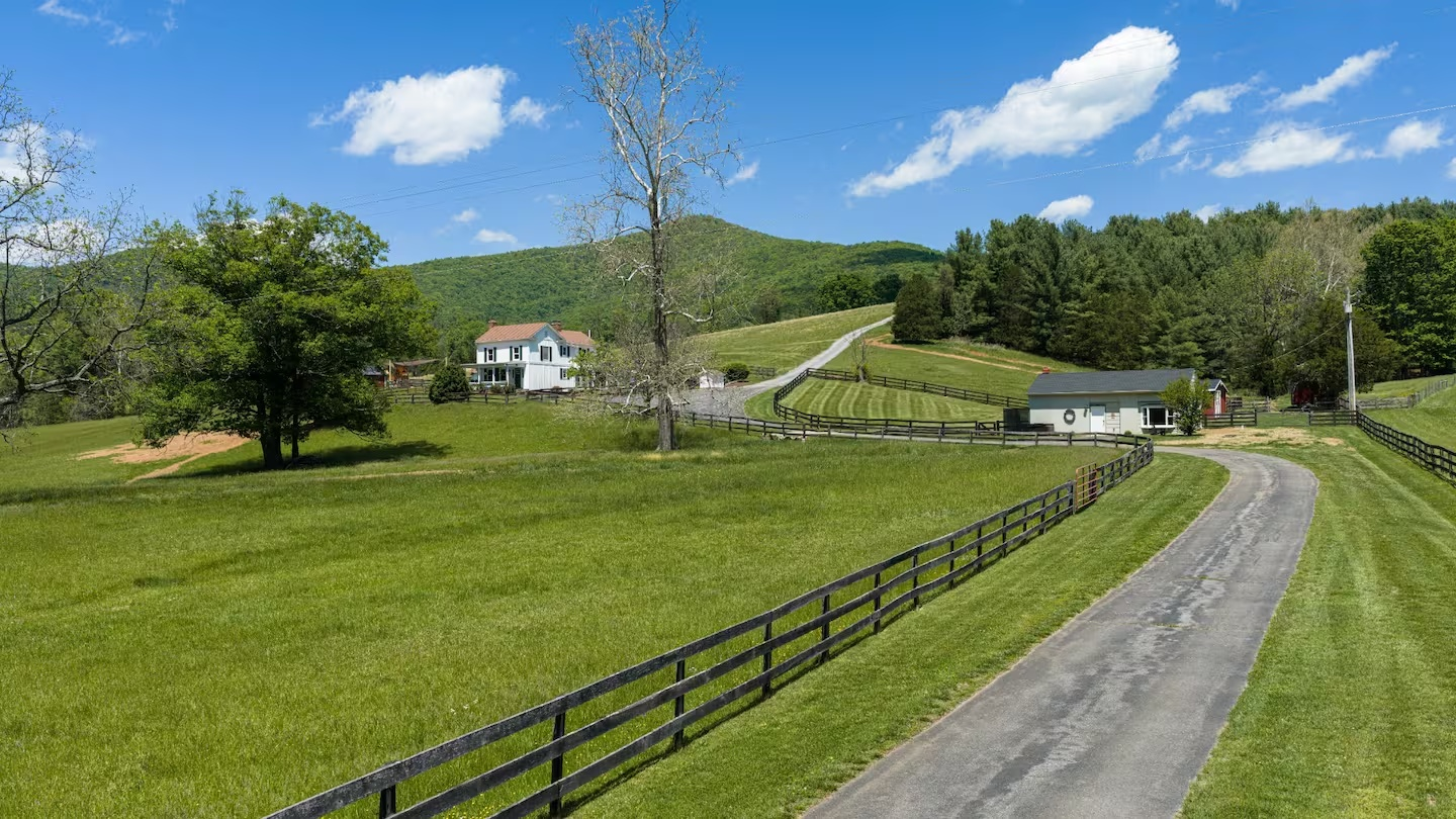 01-the-heritage-house-shenandoah-valley-farm-view.png