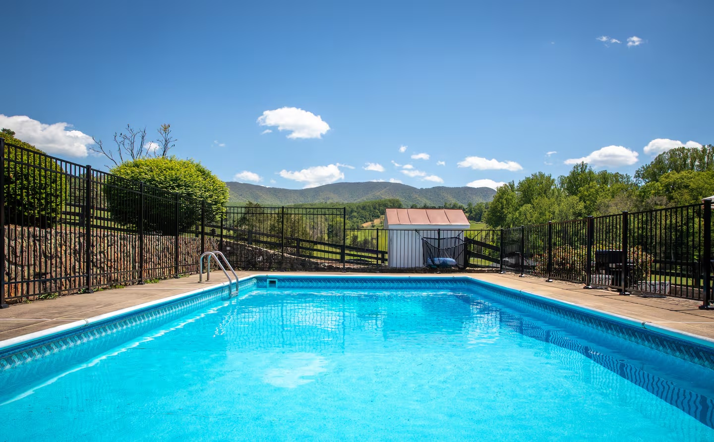 15-the-heritage-house-pool-mountain-view.png