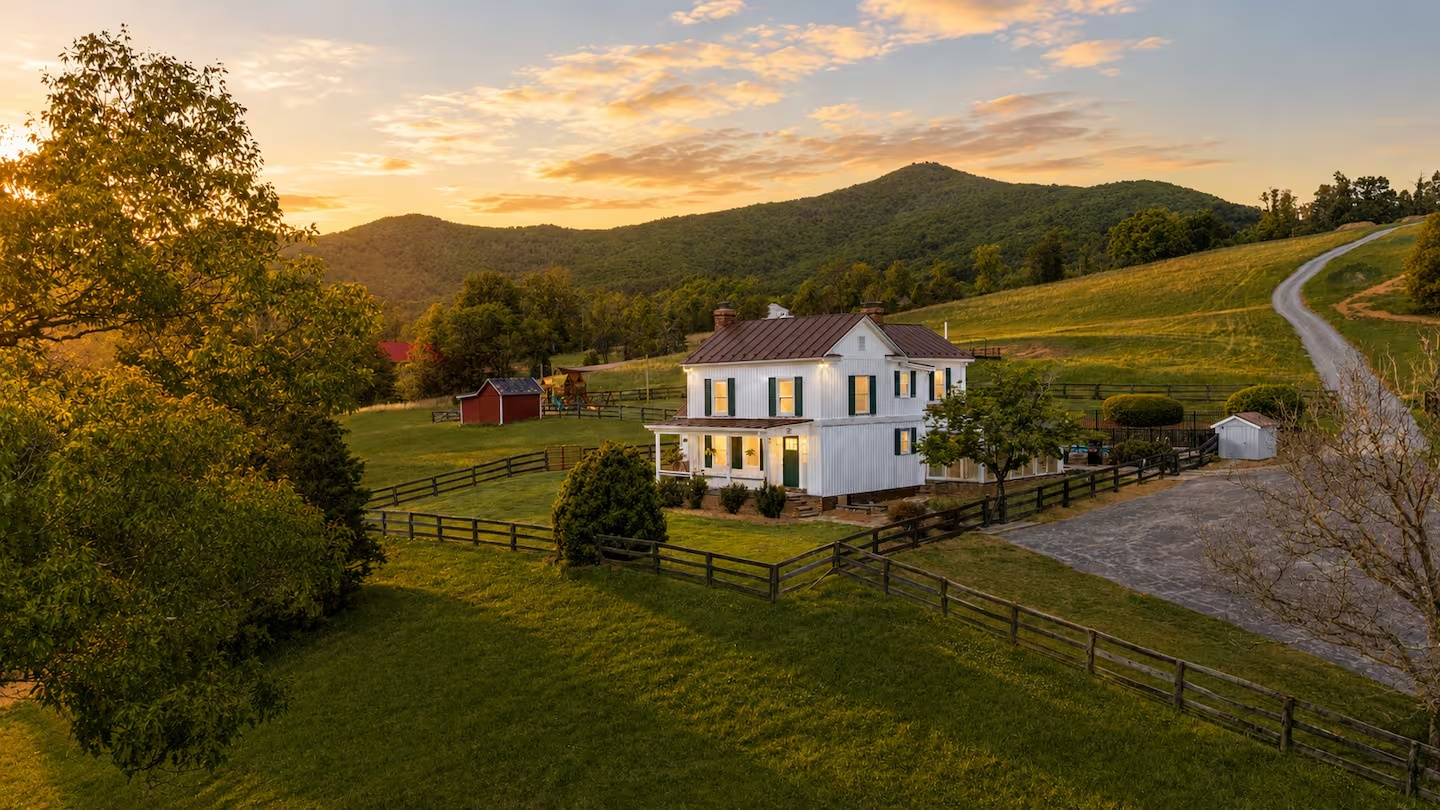 06-the-heritage-house-sunset-mountain-exterior.png