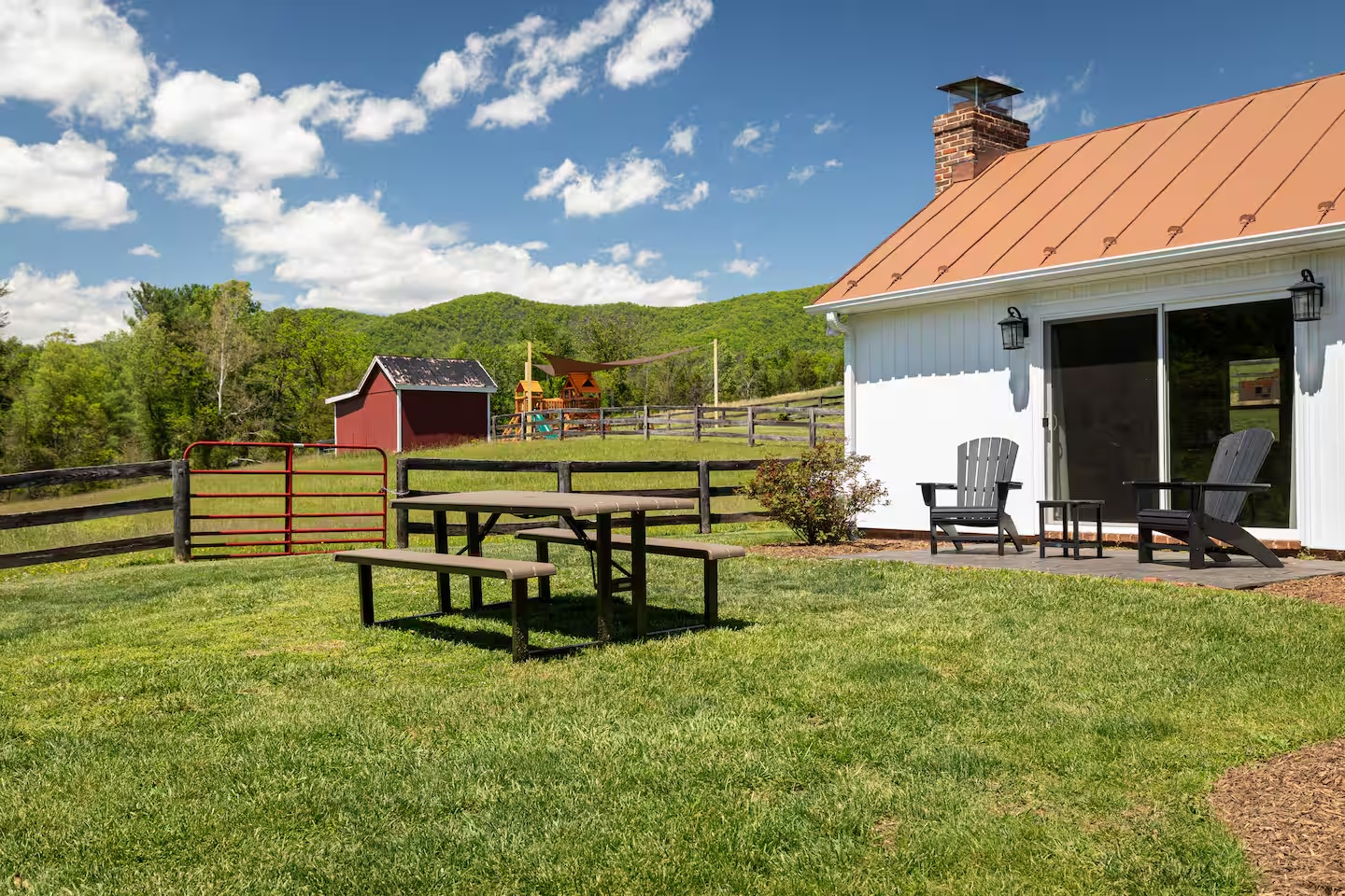08-the-heritage-house-backyard-picnic-table.png