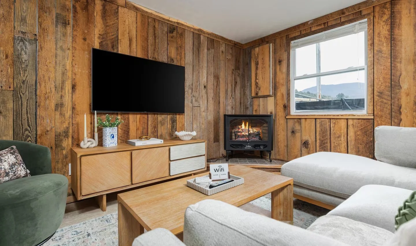 24-living-room-fireplace-tv.jpg