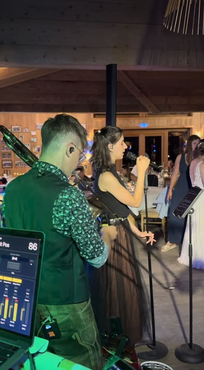 Vom ersten Tanz am Nachmittag bishin zur Party bis über Mitternacht. Die große Tanzfläche im Gasthaus Schmuck lädt zum feiern ein.