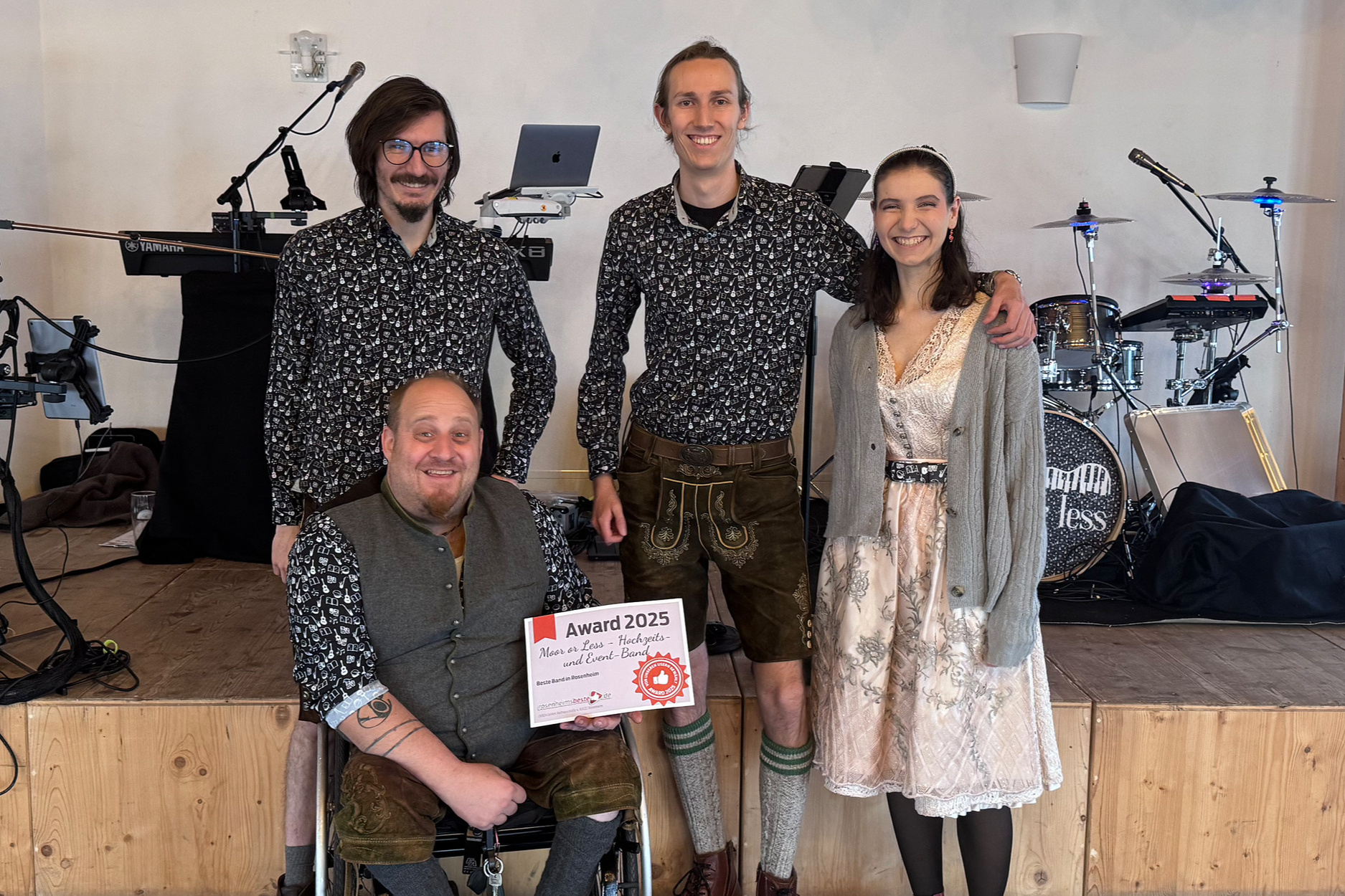 Moor or Less aus Rosenheim ist Deine Hochzeitsband und Partyband. Wir stehen für Party, Stimmung, Feiern, Mitsingen.  Ob private Veranstaltungen, Partys, Stadtfeste, Betriebsfeiern oder Open-Airs. Wir begeistern unser Publikum.