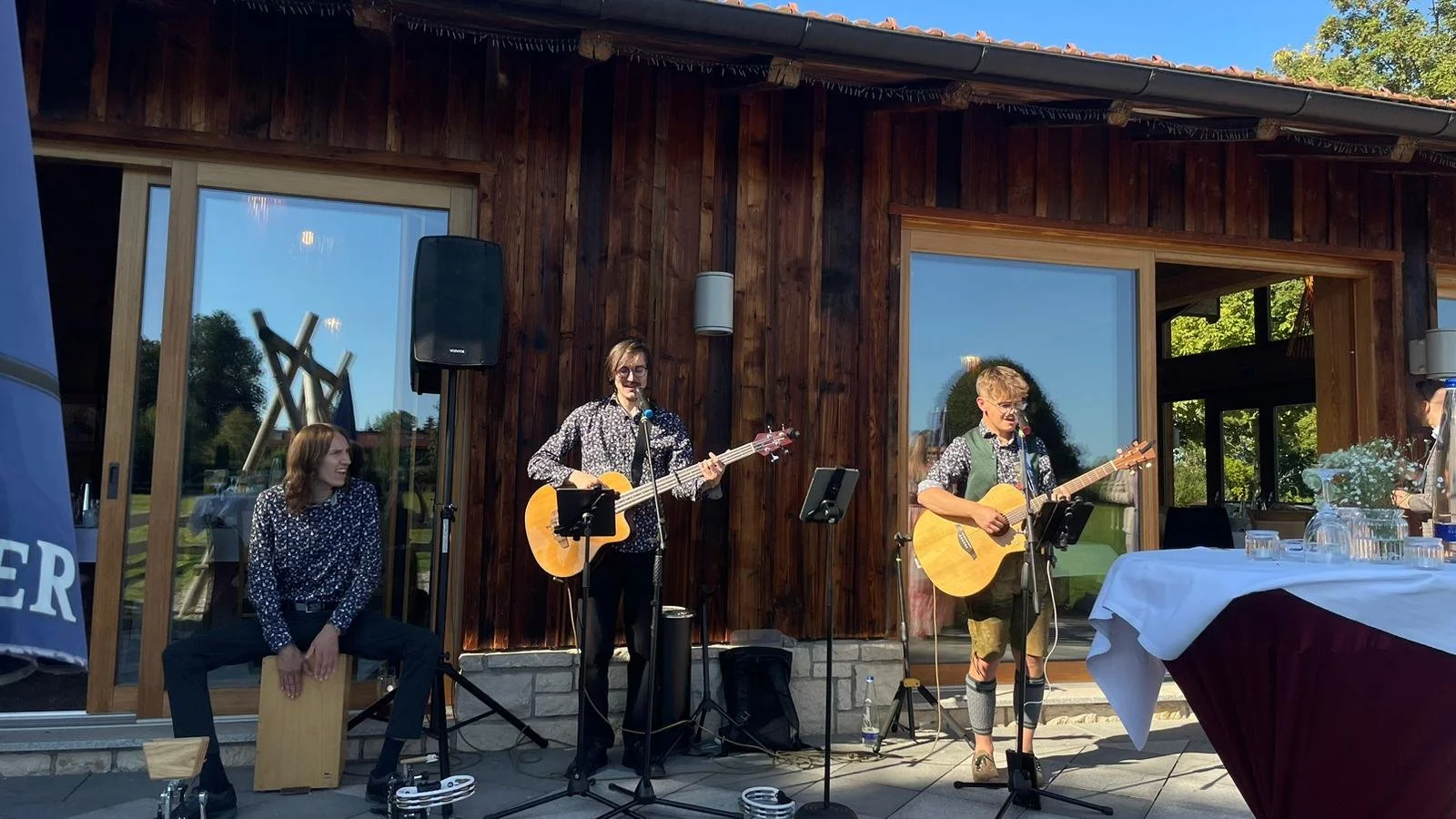 Moor or Less bringt begleitet akutisch ihren Sektempfang oder ihre Hochzeit auch im freien, wenn dass Wetter zum verweilen einlädt.