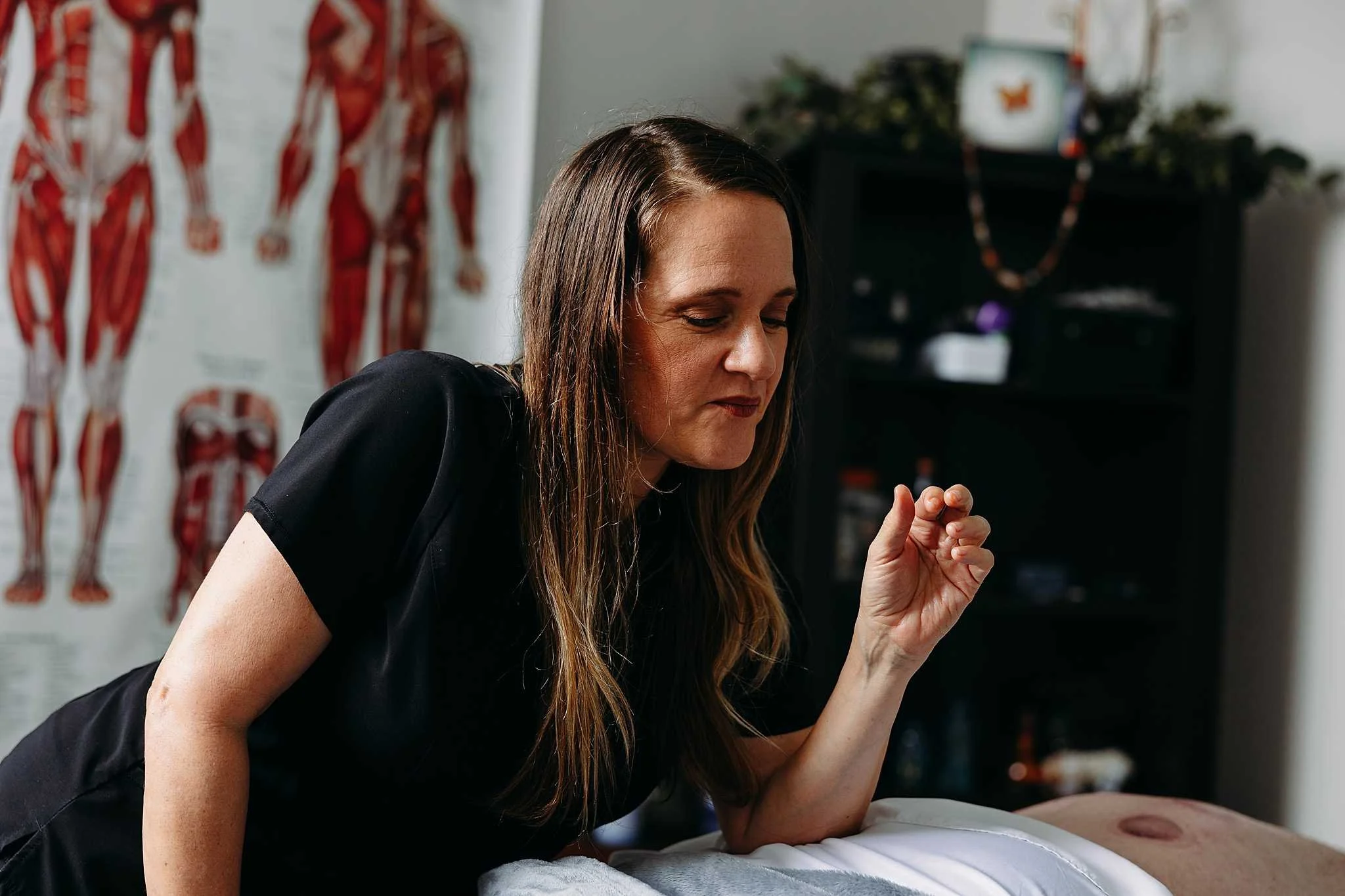 massage therapist elbow pressure on client