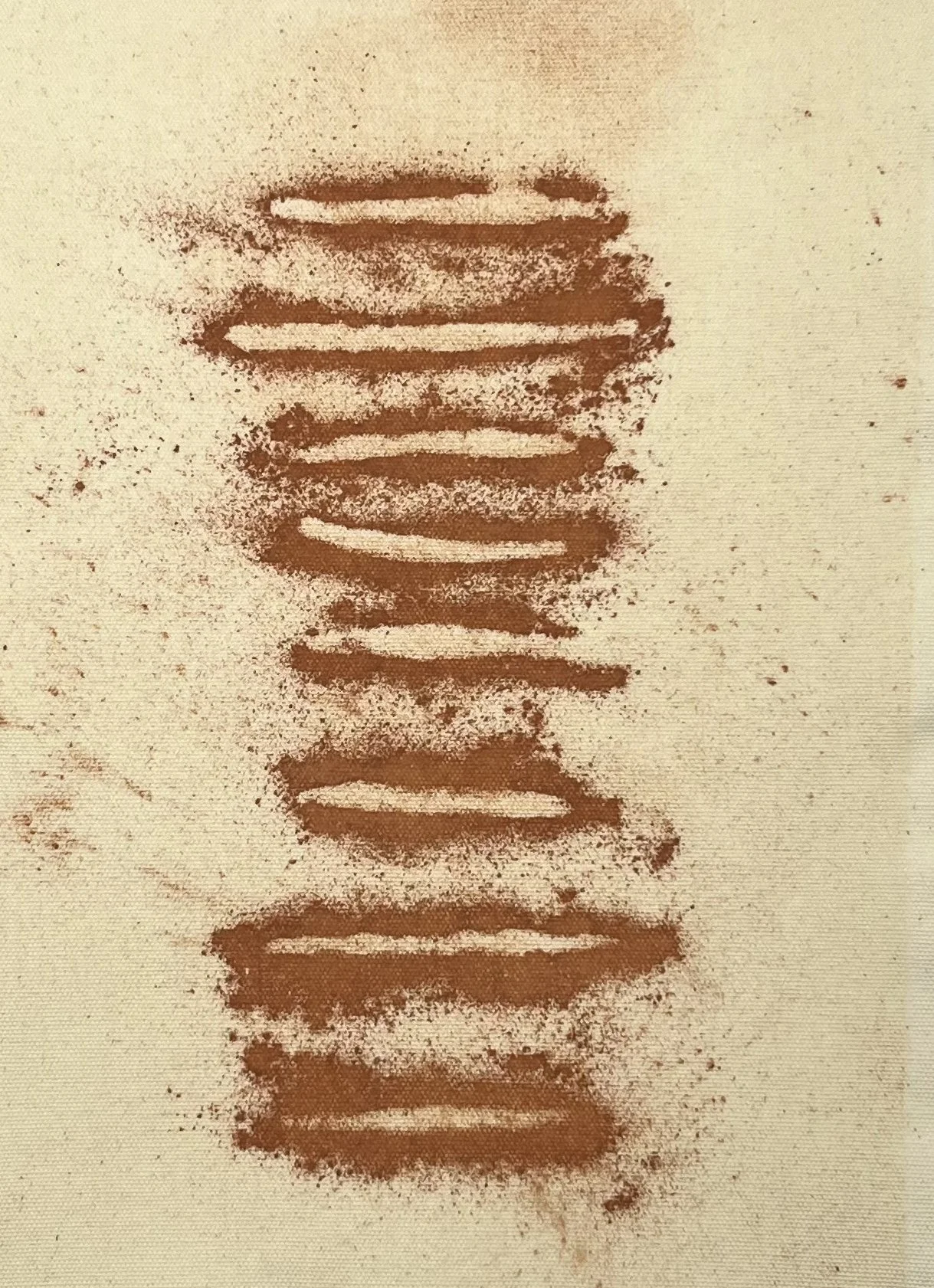 Registro de peça de argila dissolvida em água sobre tela