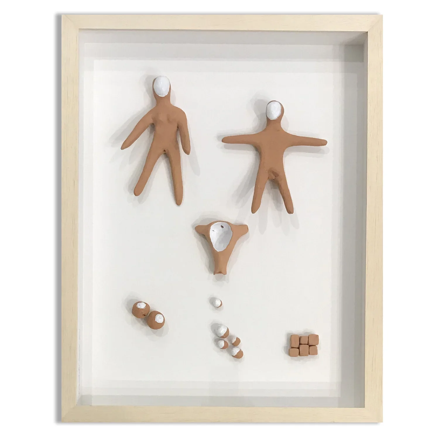 Caixa de madeira com peças de cerâmica