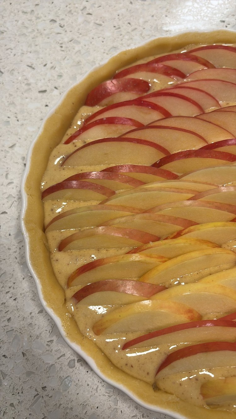 Apple tart with overlapping slices