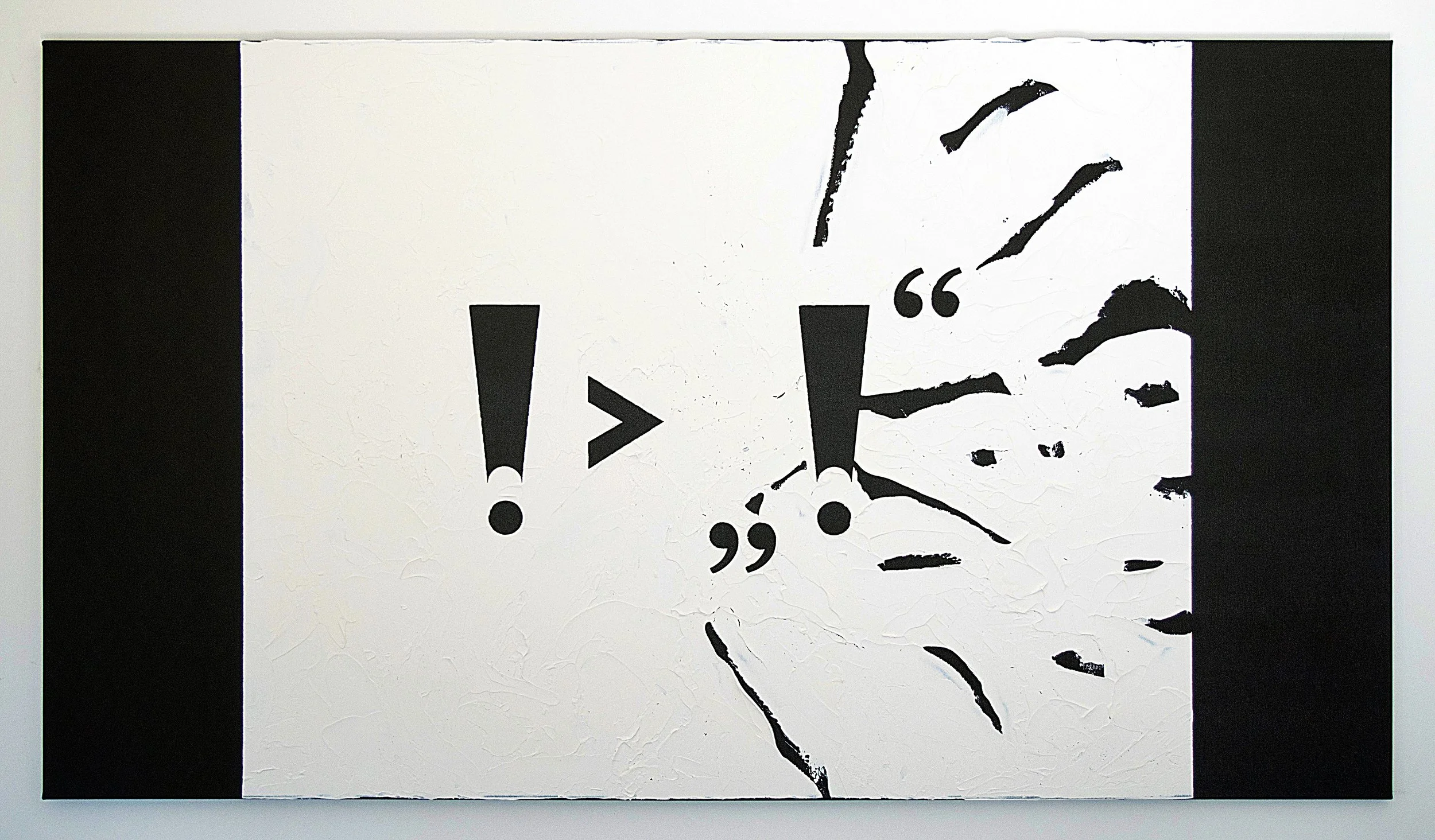 Ein Schwarz-Weiß-Kunstwerk mit Exklamations- und Fragezeichen sowie Anführungszeichen, das in einem abstrakten Stil gestaltet ist.