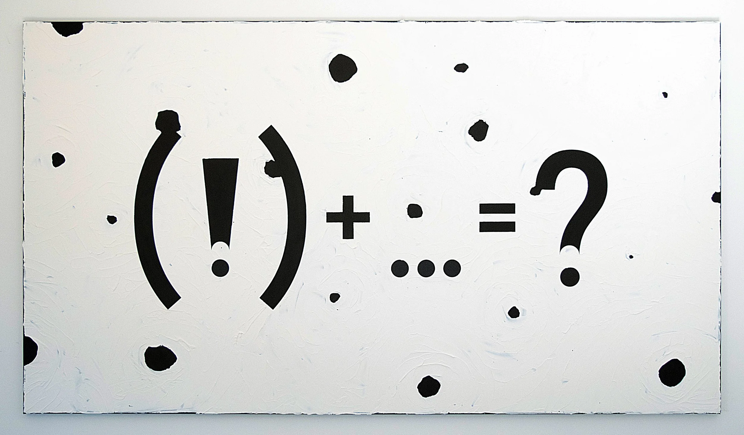 Schwarzes mathematisches Symbol mit Fragezeichen, Pluszeichen und Punkten auf weißem Hintergrund.